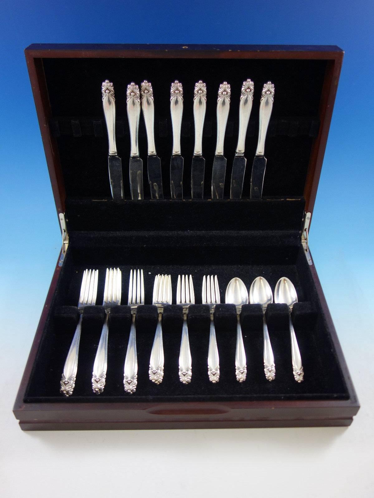 King Christian by Wallace sterling silver flatware set of 32 pieces. This set includes: 

Eight knives, 9