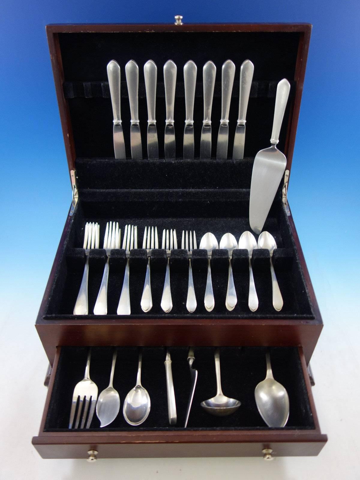Early American Plain by Lunt sterling silver Flatware set, 40 pieces. This set includes: 

Eight knives, 8 3/4