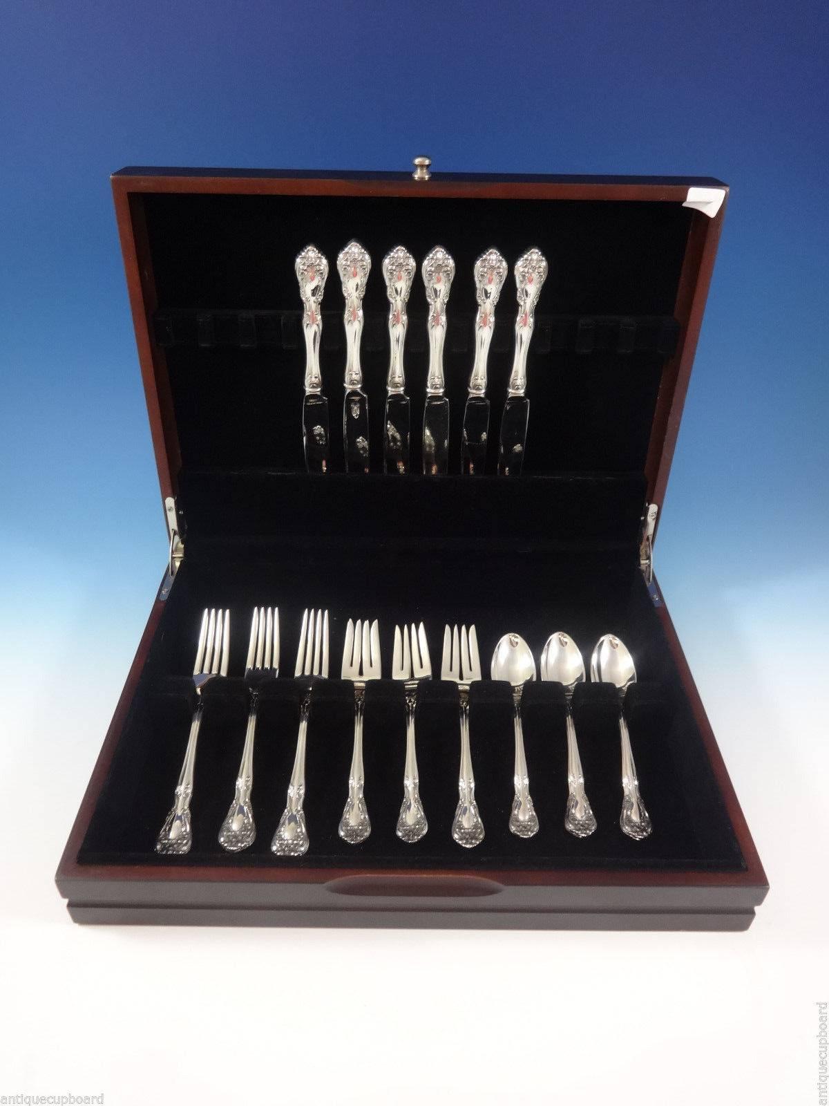 Ensemble de couverts en argent sterling Chateau rose by Alvin - 24 pièces. Excellent ensemble de départ ! Cet ensemble comprend : 

six couteaux, 8 7/8