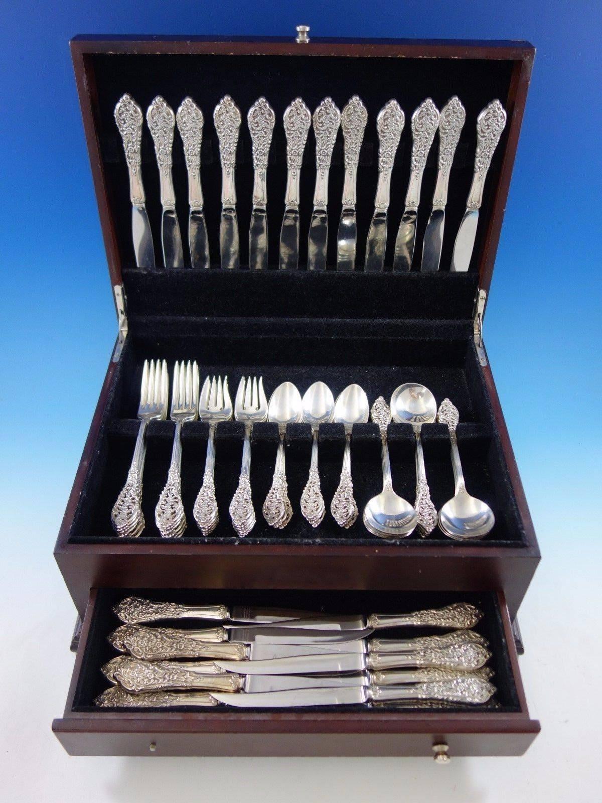 Service de couverts en argent sterling Florentine Lace de Reed & Barton, 72 pièces. Cet ensemble comprend : 

12 couteaux, 9