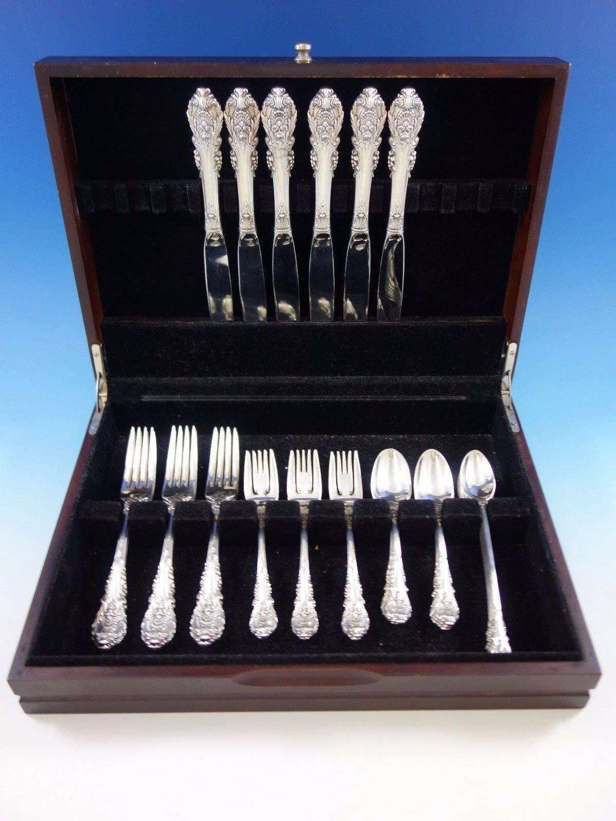 Sir Christopher by Wallace dinner size sterling silver flatware set, 40 pieces. This set includes: 

Eight dinner knives, 9 3/4