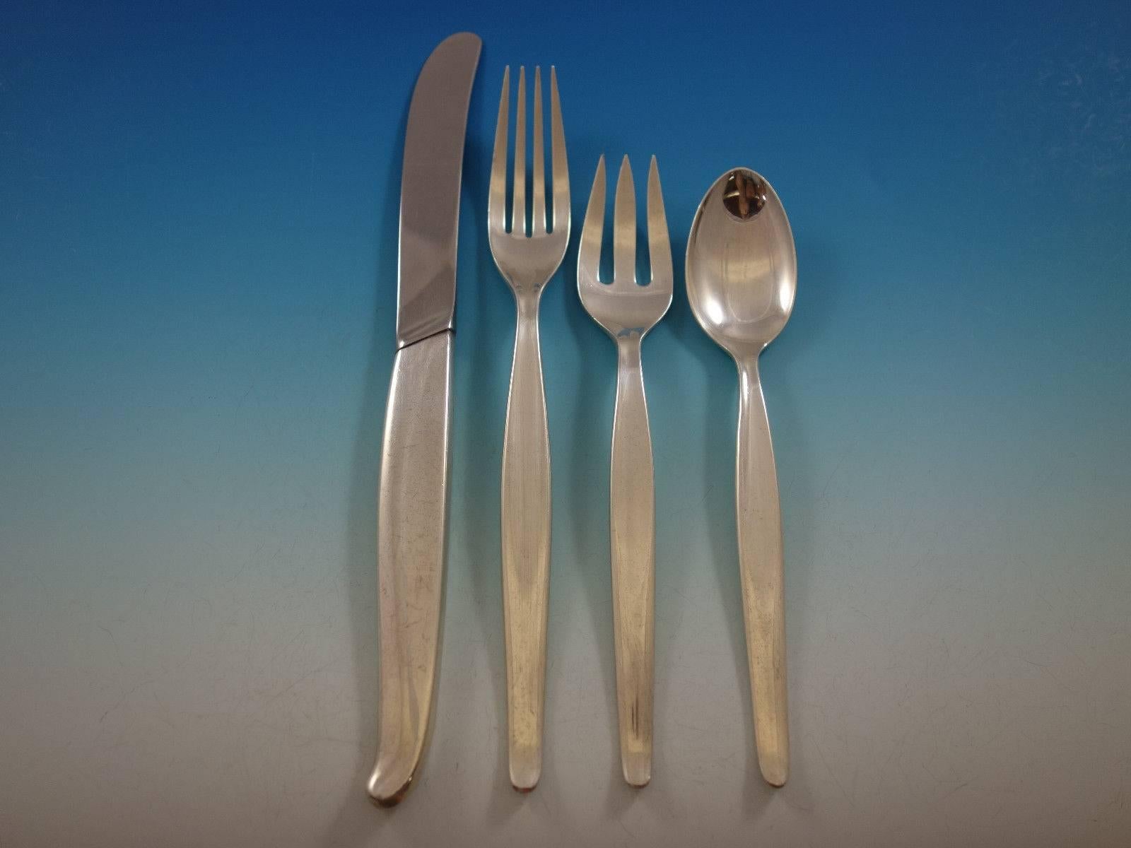 CONTOUR BY TOWLE sterling silver Flatware set - 32 Pieces. This set includes: 8 KNIVES, 8 3/4", 8 FORKS, 7 5/8", 8 SALAD FORKS, 6 3/4", 8 TEASPOONS, 6 3/8"
 
Includes BONUS brand new storage chest. Excellent condition, no