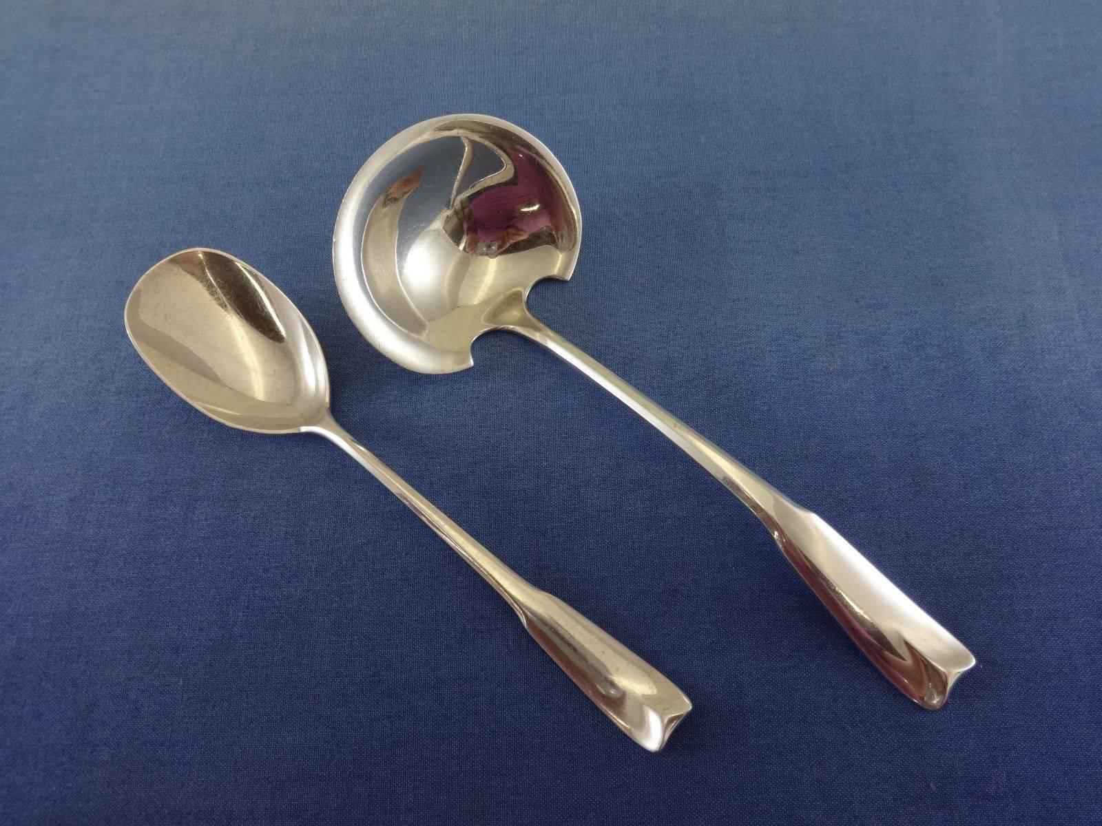 Colonial Theme by Lunt Sterling Silver Flatware Set Service 92 Pieces For Sale 6