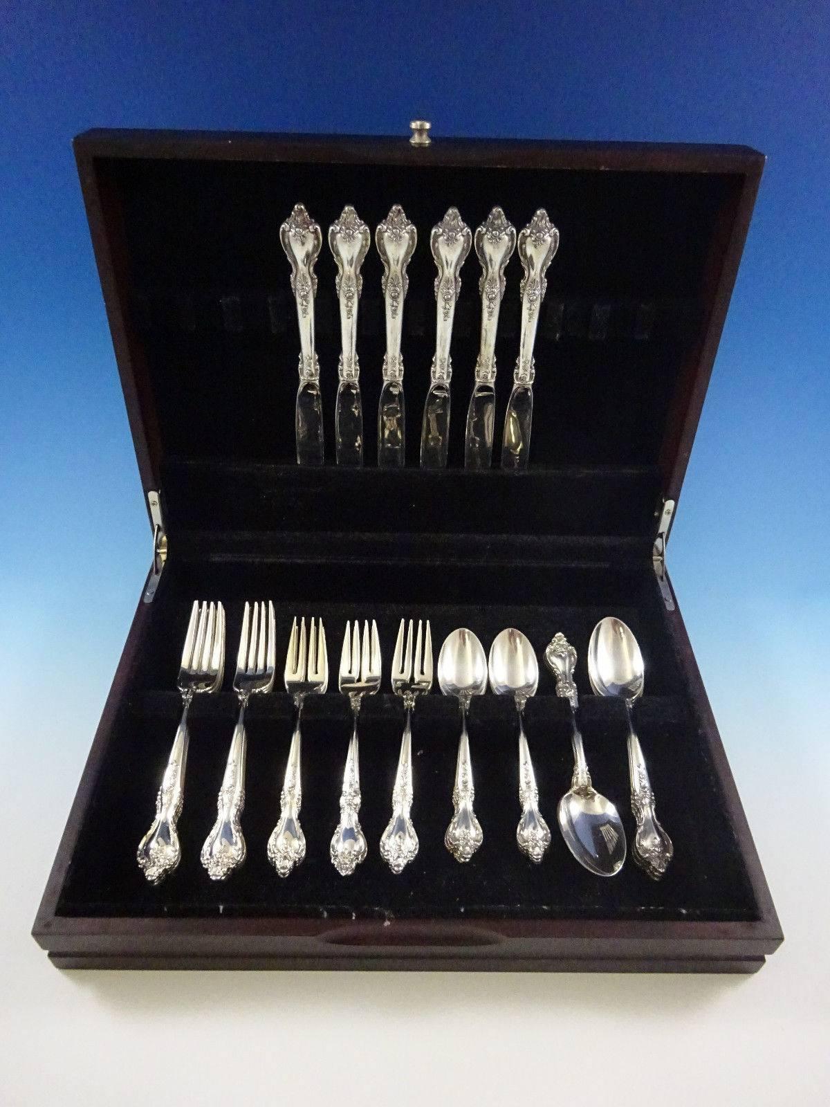 Delacourt by Lunt sterling silver flatware set, 30 pieces. Great starter set! This set includes: Six knives, 8 7/8