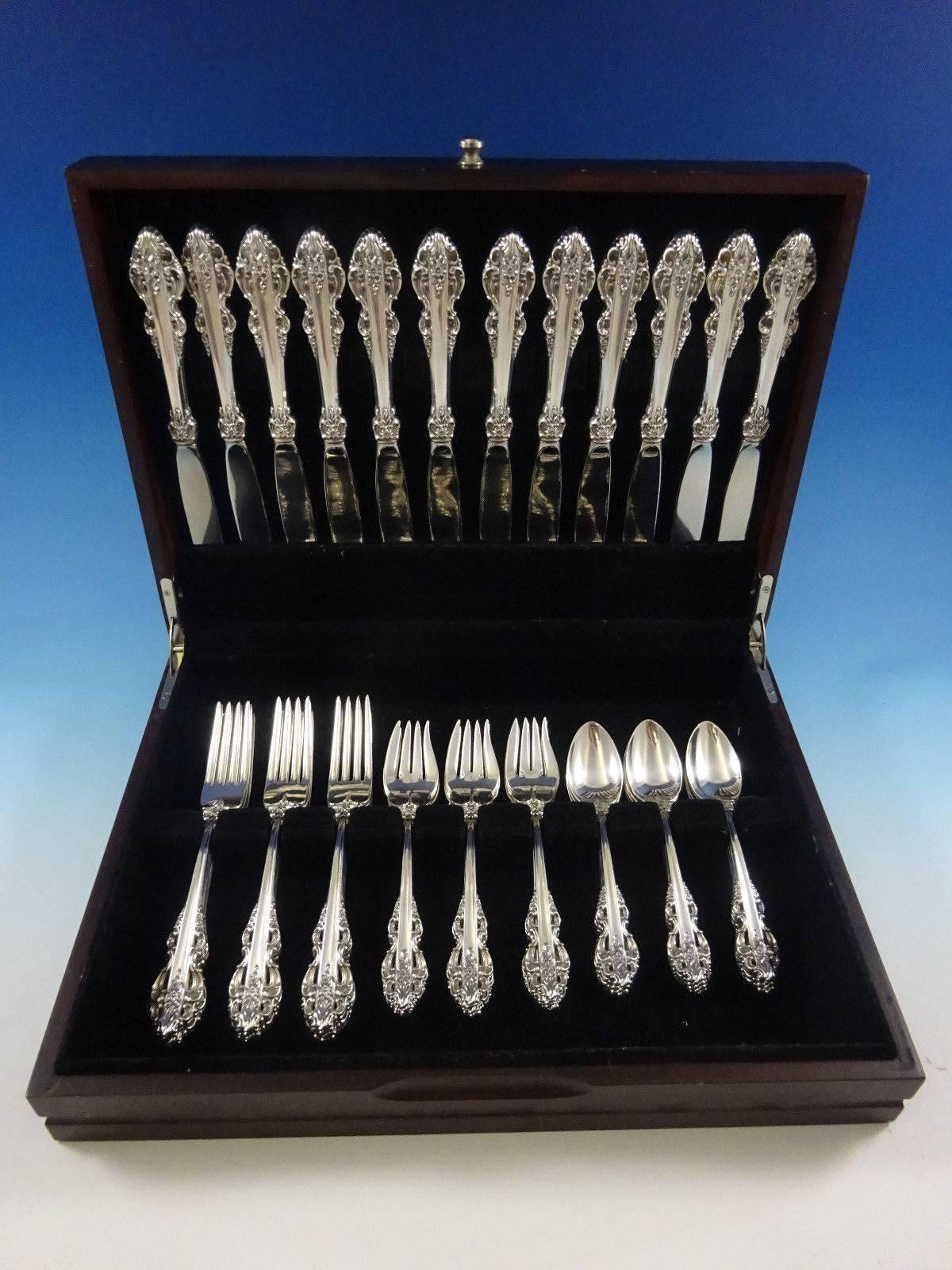 Ensemble de couverts en argent sterling El Greco by Reed & Barton, 48 pièces. Cet ensemble comprend : 

12 couteaux, 9 1/4