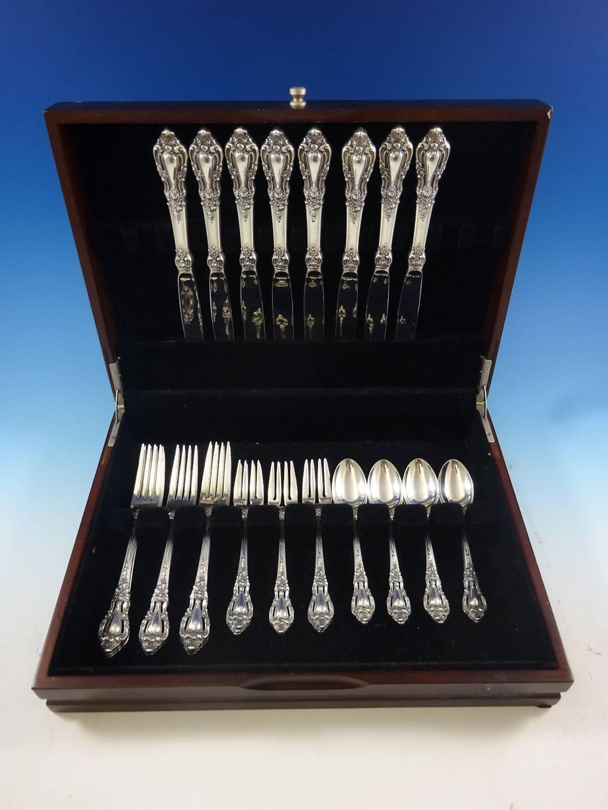 Service de couverts en argent sterling Eloquence by Lunt - 32 pièces. Cet ensemble comprend : 

Huit couteaux de table, 9 3/4