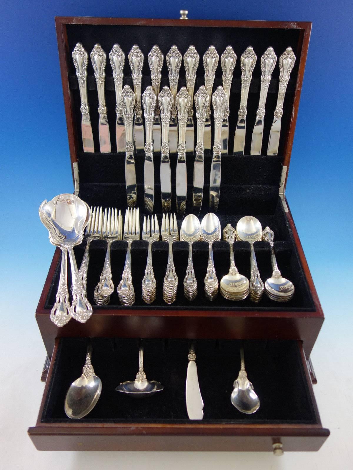 Ensemble de couverts en argent sterling Eloquence by Lunt de 97 pièces. Ce set pour 18 personnes comprend : 

18 couteaux, 8 7/8