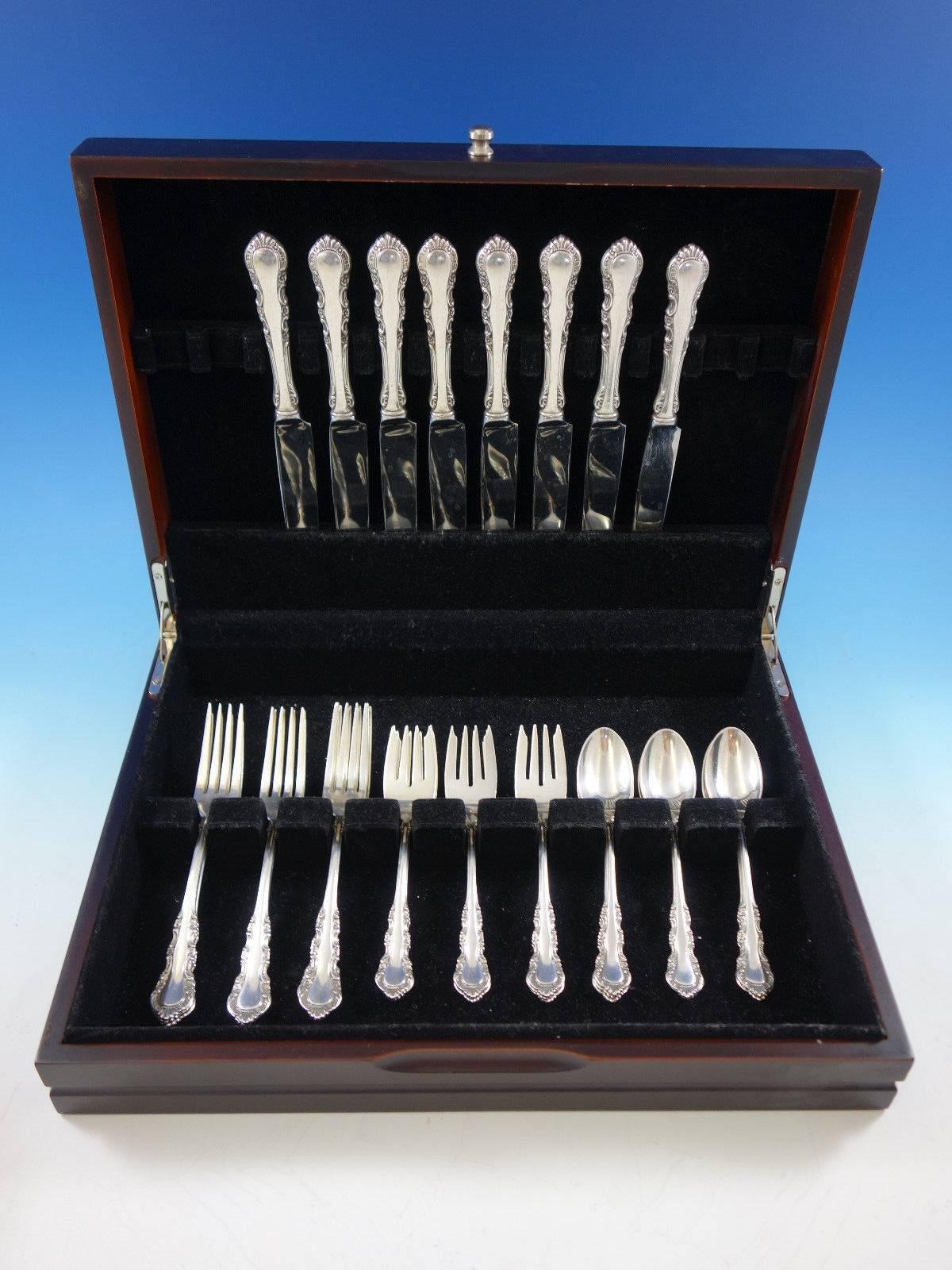 Georgian Rose by Reed & Barton sterling silver flatware set, 32 pieces. This set includes: 

Eight knives, 9