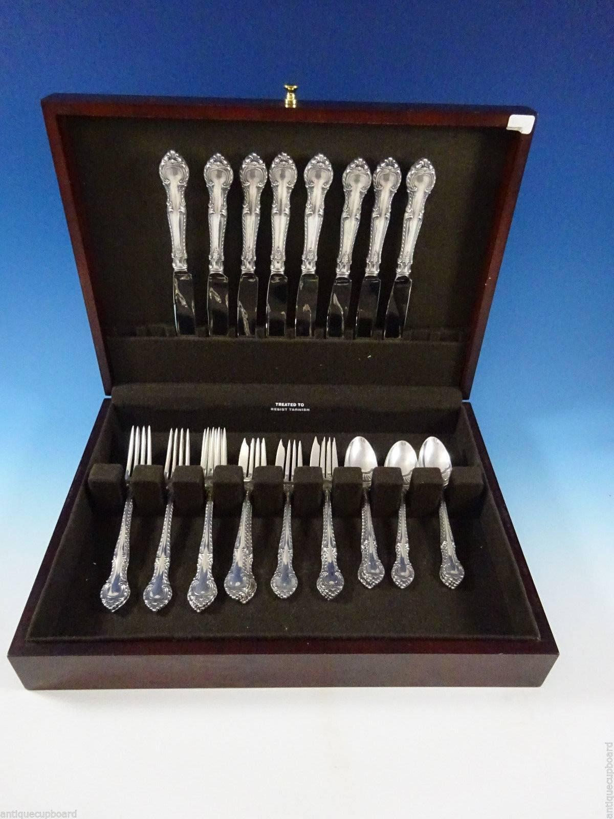 Beautiful English Gadroon by Gorham sterling silver flatware set 32 Pieces. This set includes: 

Eight knives, 8 7/8