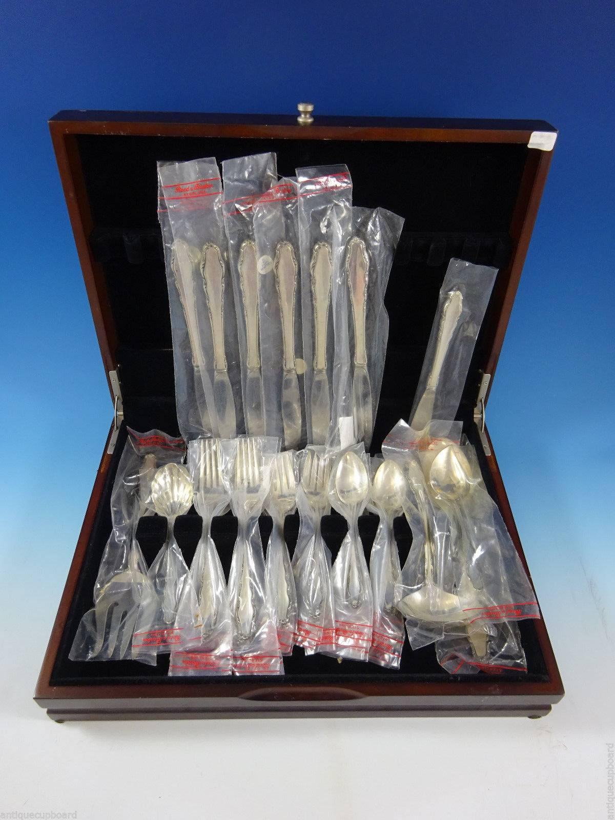 English Provincial Reed & Barton Sterling Silver Flatware Set Service 30 Pcs New In Excellent Condition For Sale In Big Bend, WI