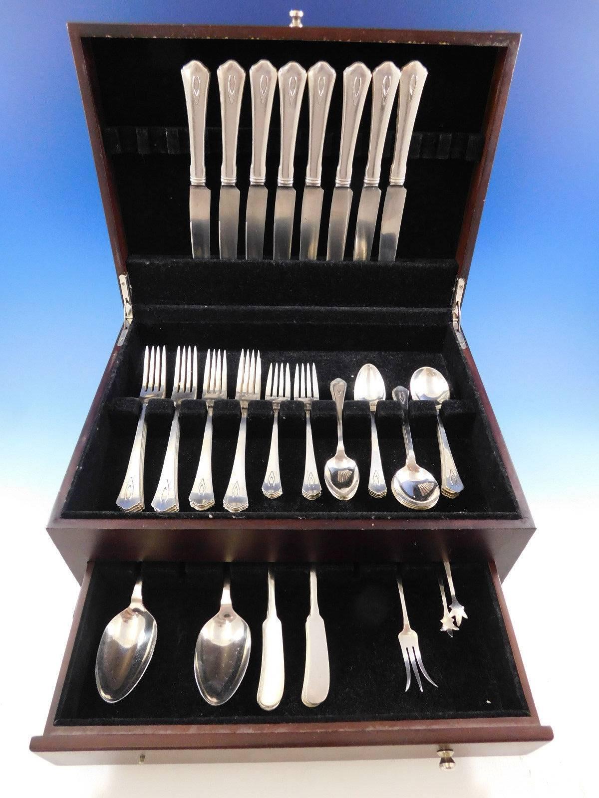 Dinner Size Antique von Wallace Sterling Silber Besteck, 60 Teile. Dieses Set enthält: 

8 Messer in Dinnergröße, 9 5/8