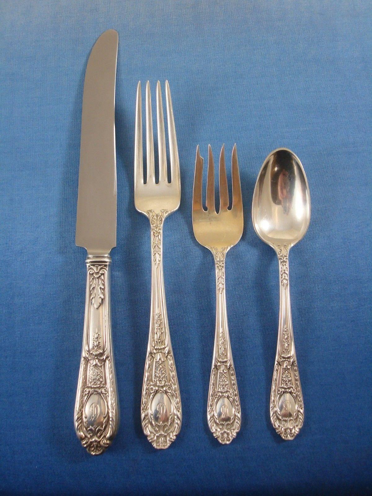 Beautiful monumental Fontaine by International sterling silver dinner size flatware set in fitted original box of 125 pieces. This pattern is wonderfully heavy. This set includes:

12 dinner size knives, 9 1/2