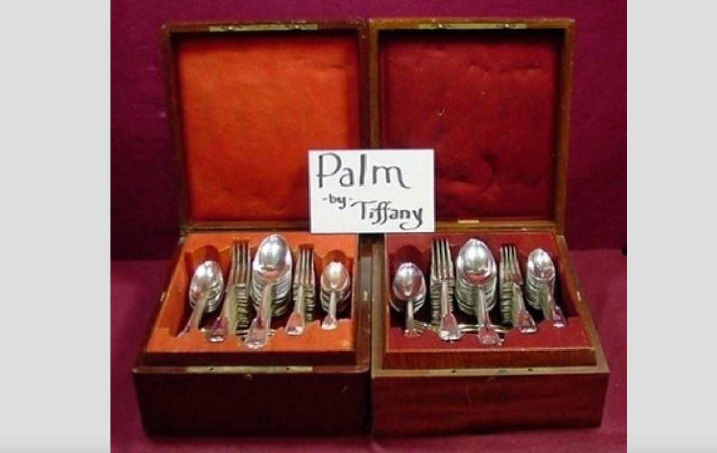 Beautiful palm by Tiffany & Co. sterling silver flatware set, 126 pieces. This set includes:
 

12 large dinner knives, 10 3/4