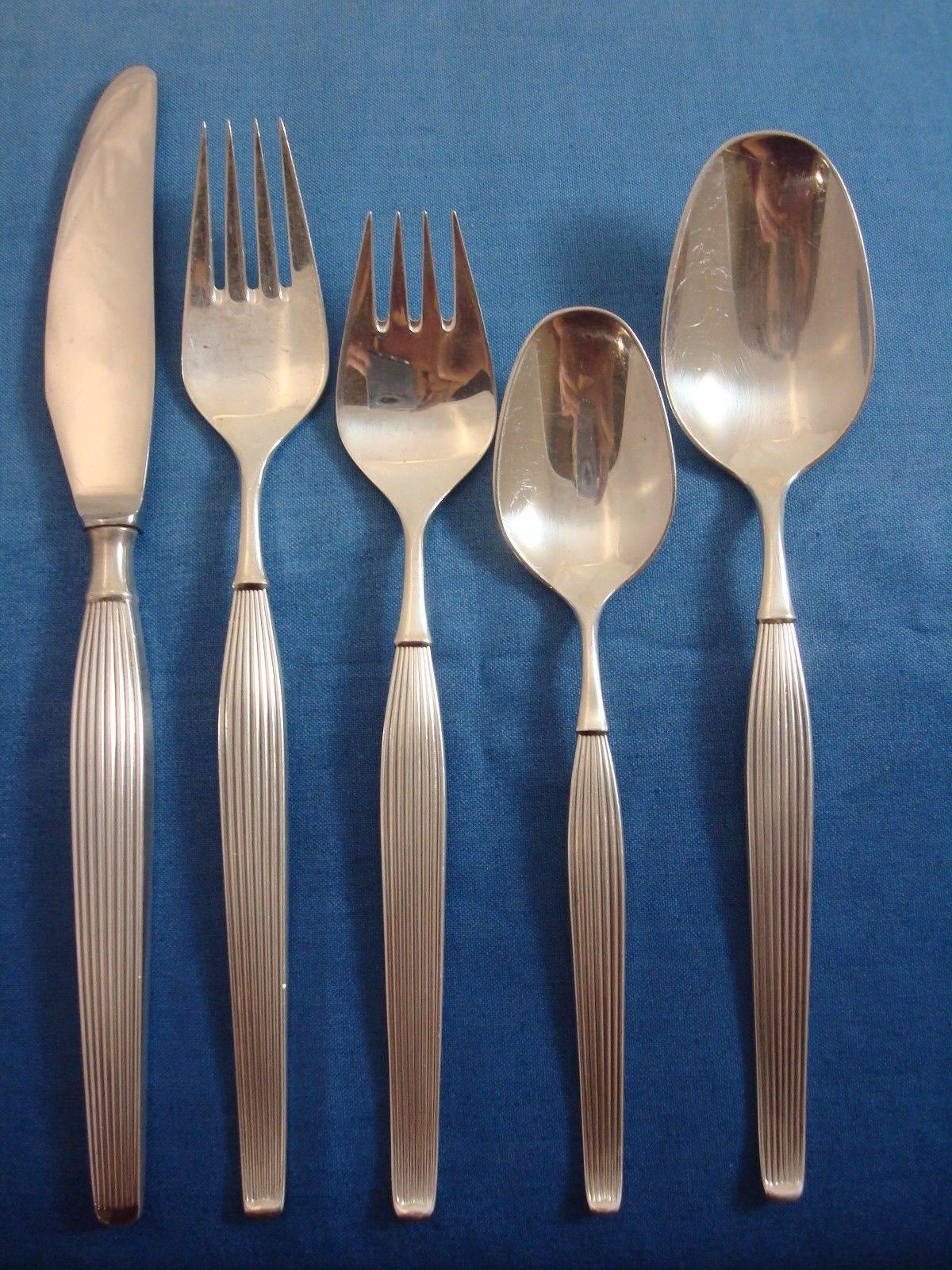 Savoy by Frigast, silversmiths of Copenhagen, Denmark, circa 1950 sterling silver Danish modernism flatware set. 

This set includes:
Eight knives, 8 3/4