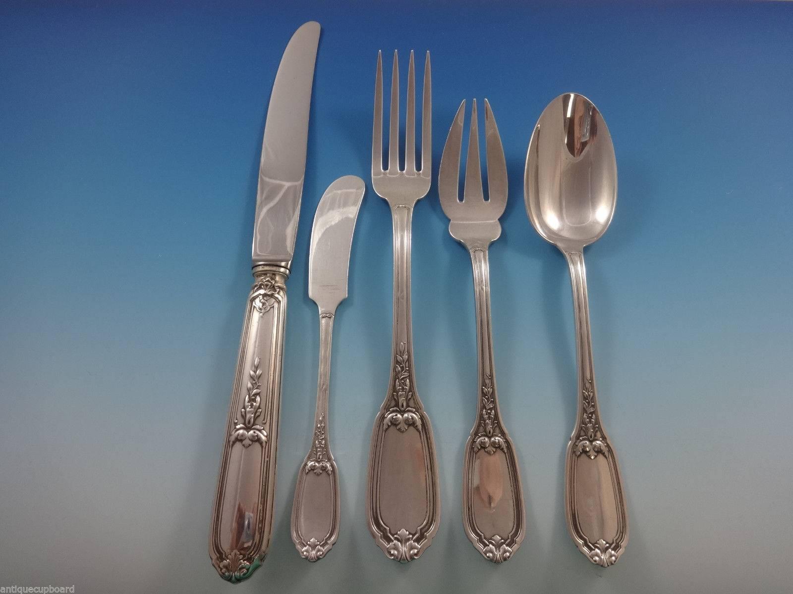 Beautiful French export (1840-1973) sterling silver flatware set of 30 pieces. This set includes:

Six dinner knives, 10