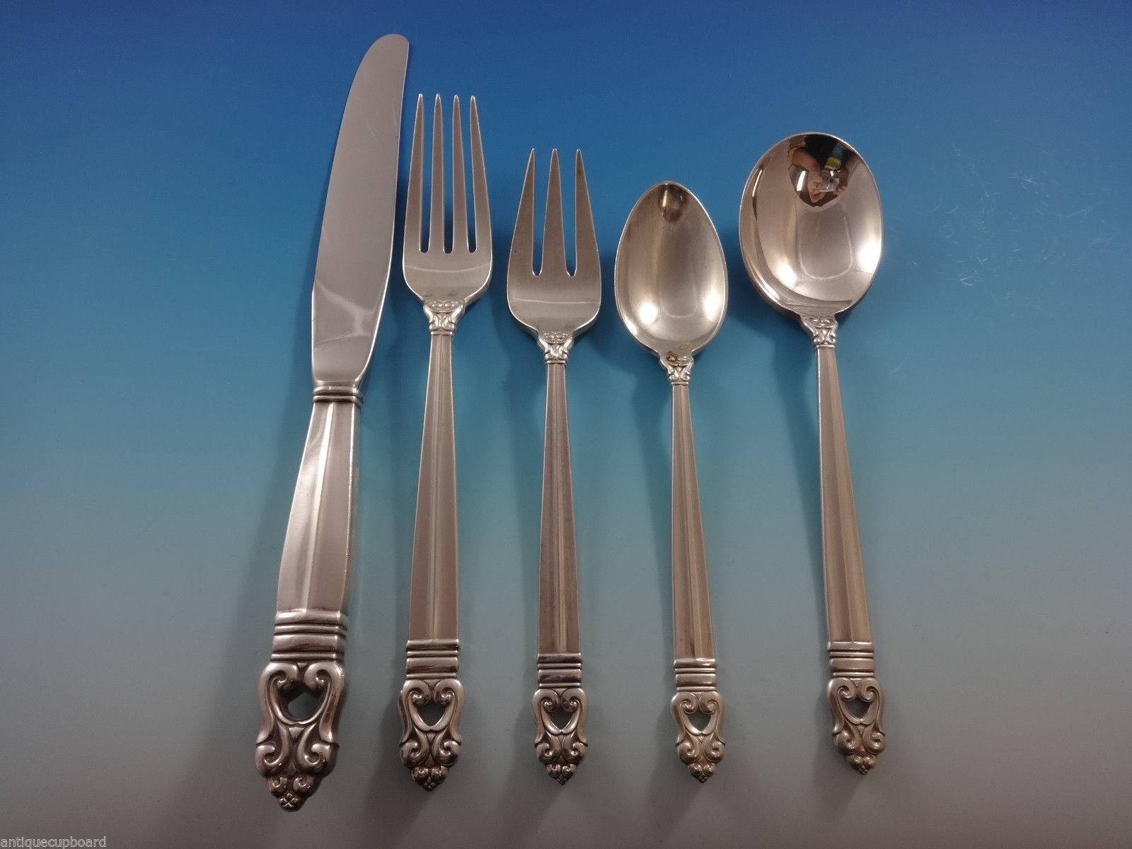 The accent is on form and symmetry in Royal Danish, which takes its influence from the traditional artistry of Scandinavia. Bold openwork reflects this modern interpretation, even on the knife handles. Cut with the clarity of a fine jewel, these