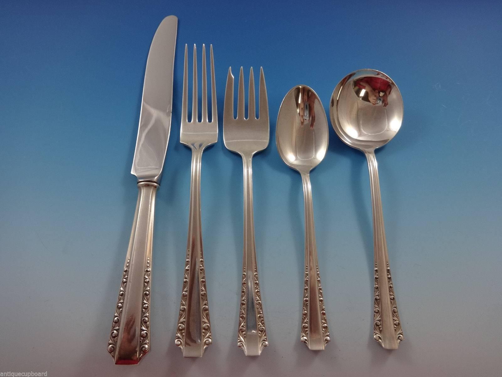 Splendido set di posate in argento sterling American Colonial by Amston da 60 pezzi. 
Questo set comprende: 12 coltelli, 8 7/8