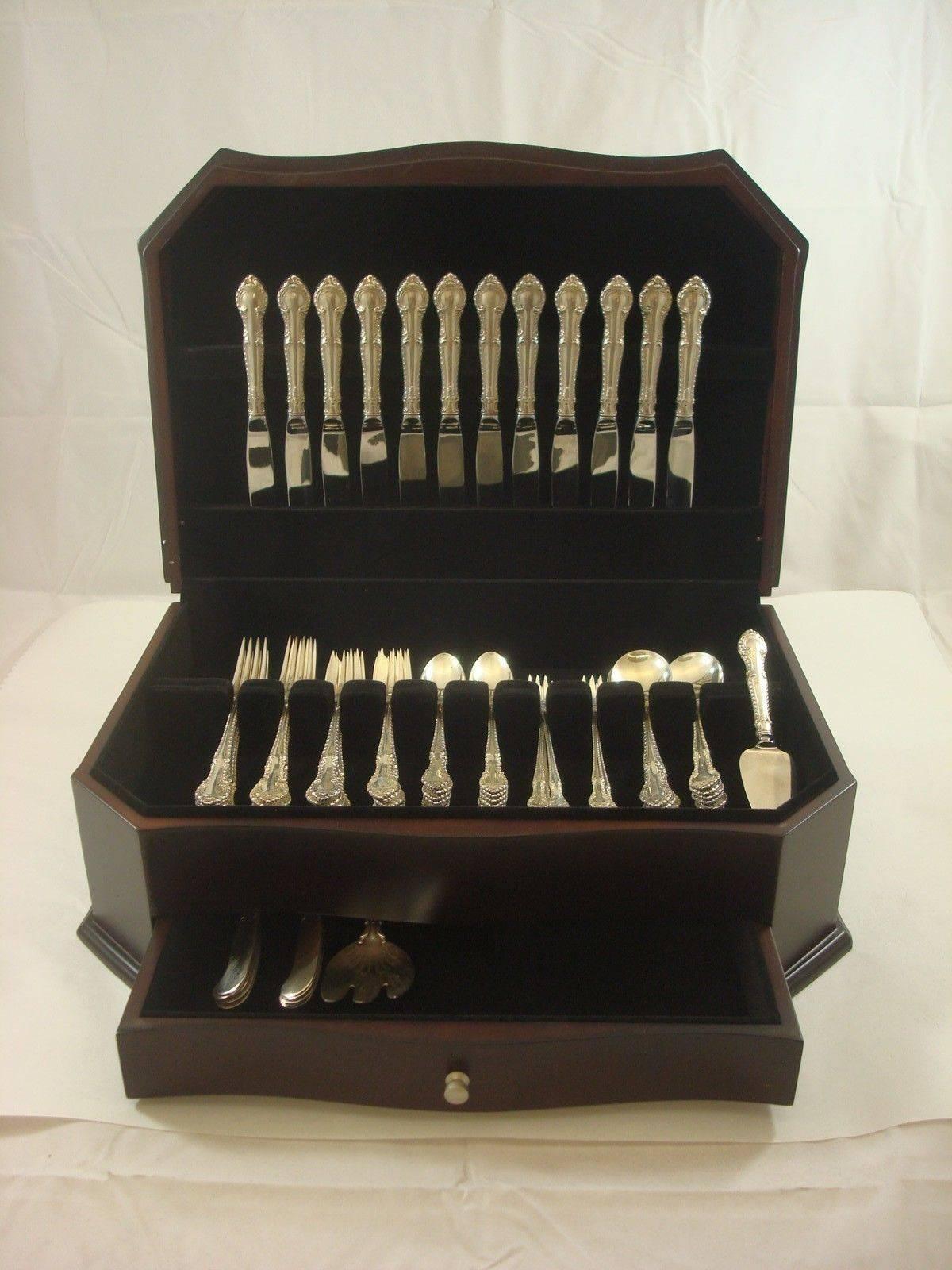 English Gadroon by Gorham sterling silver flatware set, 86 Pieces. This set includes: 

12 knives, 8 7/8