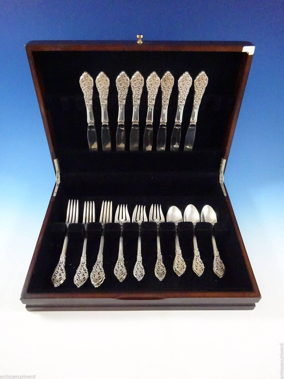 Beautiful Florentine lace by Reed & Barton sterling silver flatware set - 32 pieces. This set includes: 

Eight knives, 9