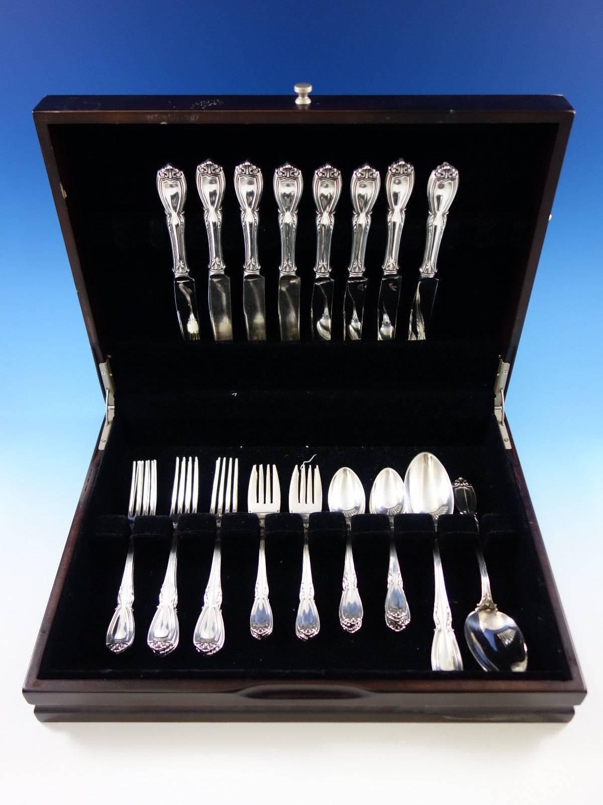 Ensemble de couverts en argent sterling Wellington by Durgin, 34 pièces. Cet ensemble comprend : 

Huit couteaux, 8 7/8