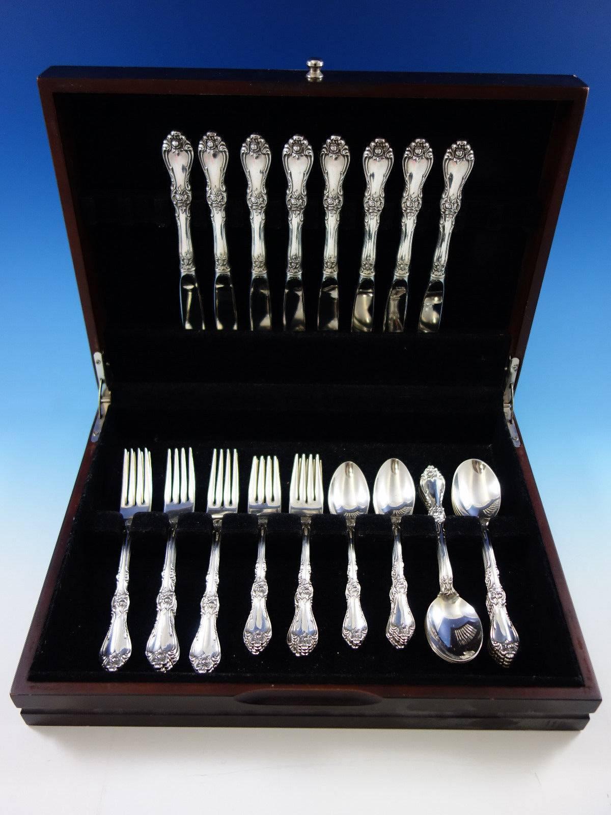 Juego de cubiertos de plata de ley Royal Rose by Wallace de 40 piezas. Este juego incluye: 

Ocho cuchillos, 9