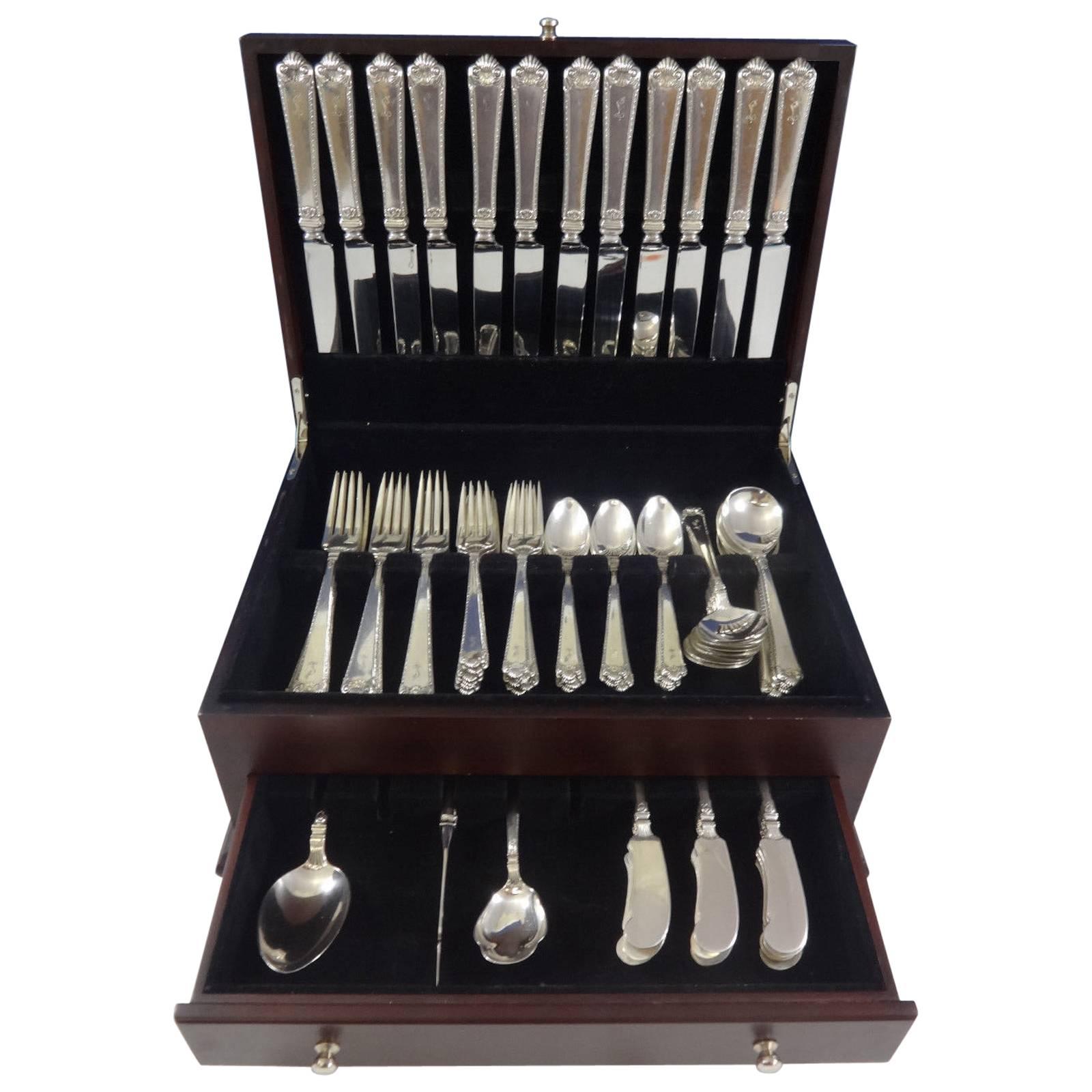 Fabuleux service de couverts de table en argent sterling George II rex ciselé à la main par Watson, 75 pièces. Ce modèle est merveilleusement lourd. Cet ensemble comprend : 

12 couteaux de table, 10 1/8