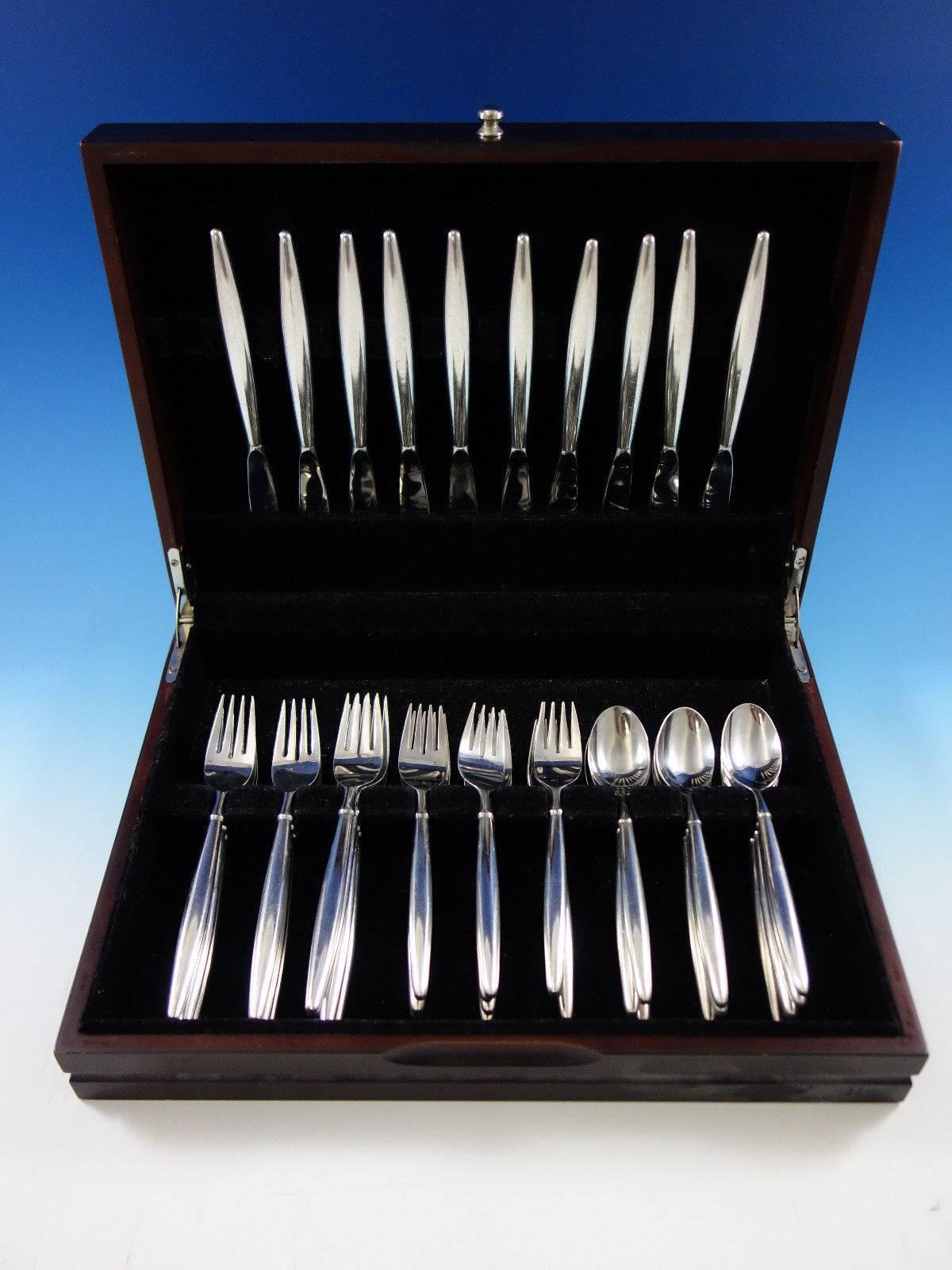 Rare ensemble de couverts en argent sterling et en acier inoxydable Contempra House, datant du milieu du siècle dernier, composé de 40 pièces. Toutes les pièces de ce modèle sont des poignées creuses en acier inoxydable. Cet ensemble comprend :