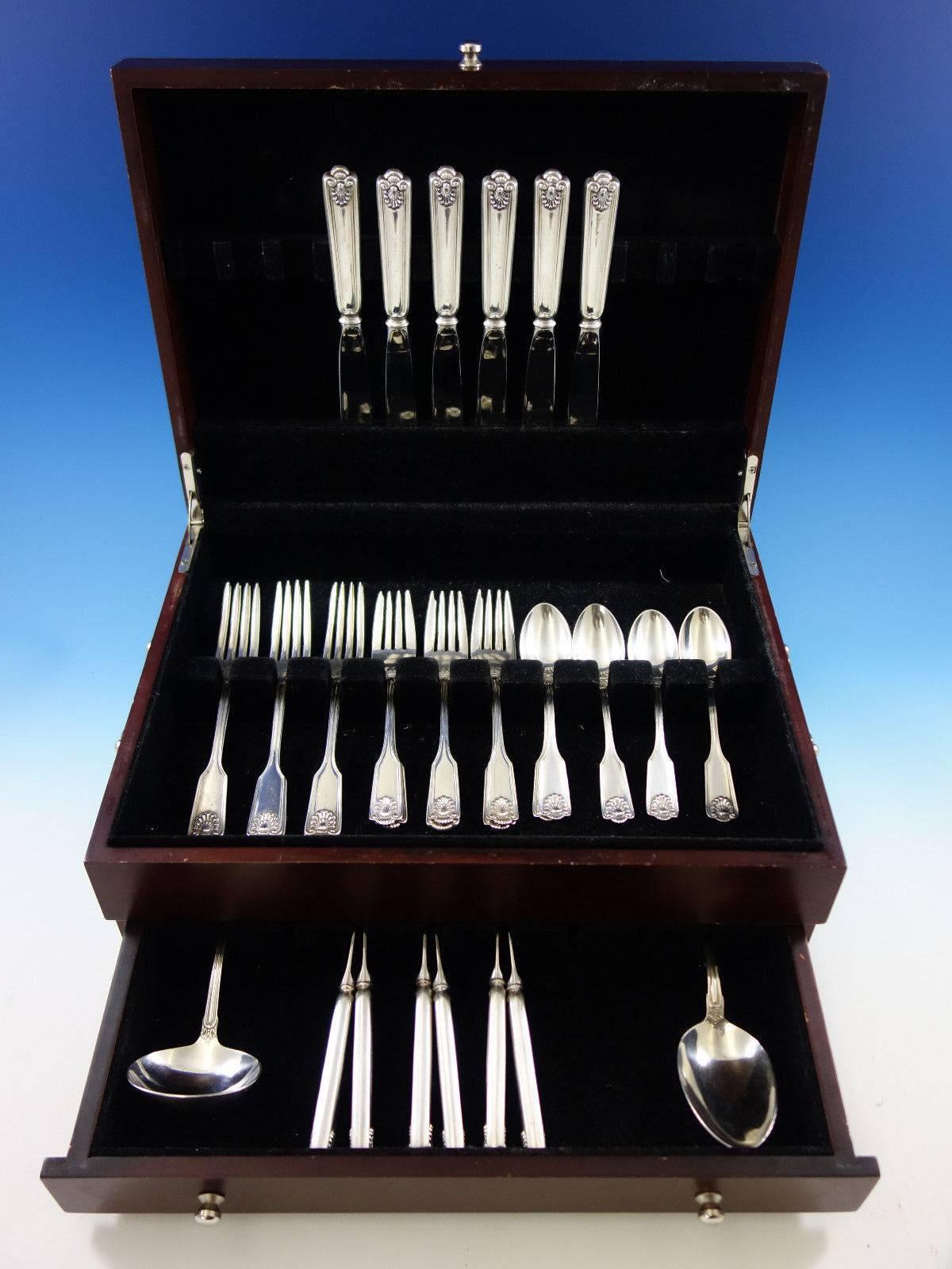 Fiddle Sh
ell by Frank Smith sterling silver flatware set of 32 pieces. Great starter set! This set includes: 

Six knives, 8 5/8