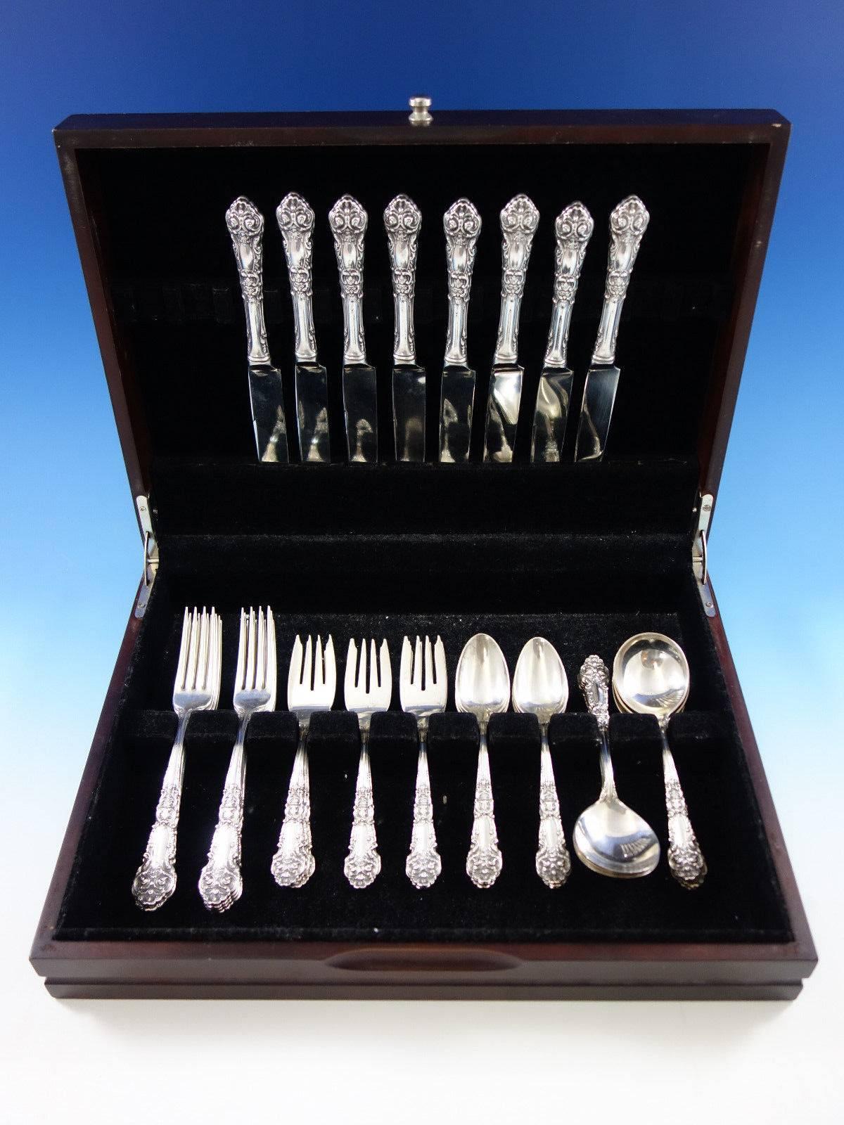 French renaissance by Reed & Barton sterling silver flatware set, 40 pieces. This set includes: 

eight knives, 9