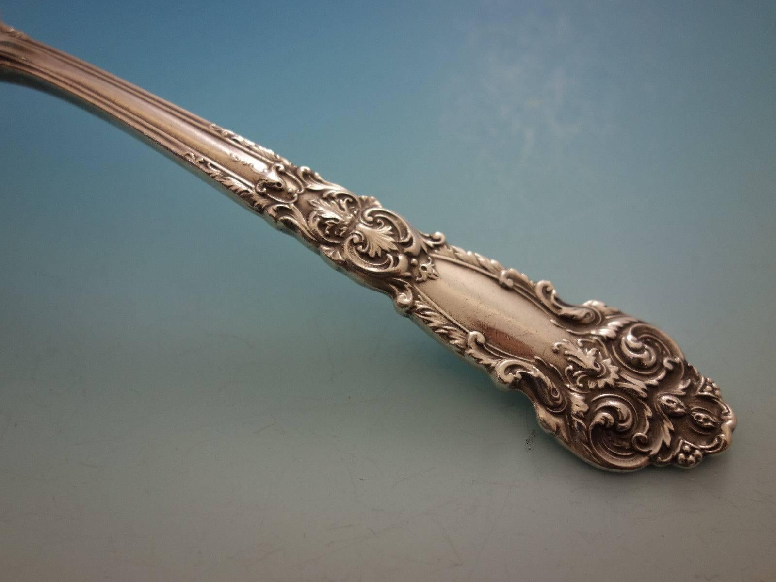 Set di posate in argento sterling French Renaissance di Reed & Barton da 32 pezzi. Questo set comprende: 

Otto coltelli per la cena, manico grasso, lama in stile francese 9 7/8