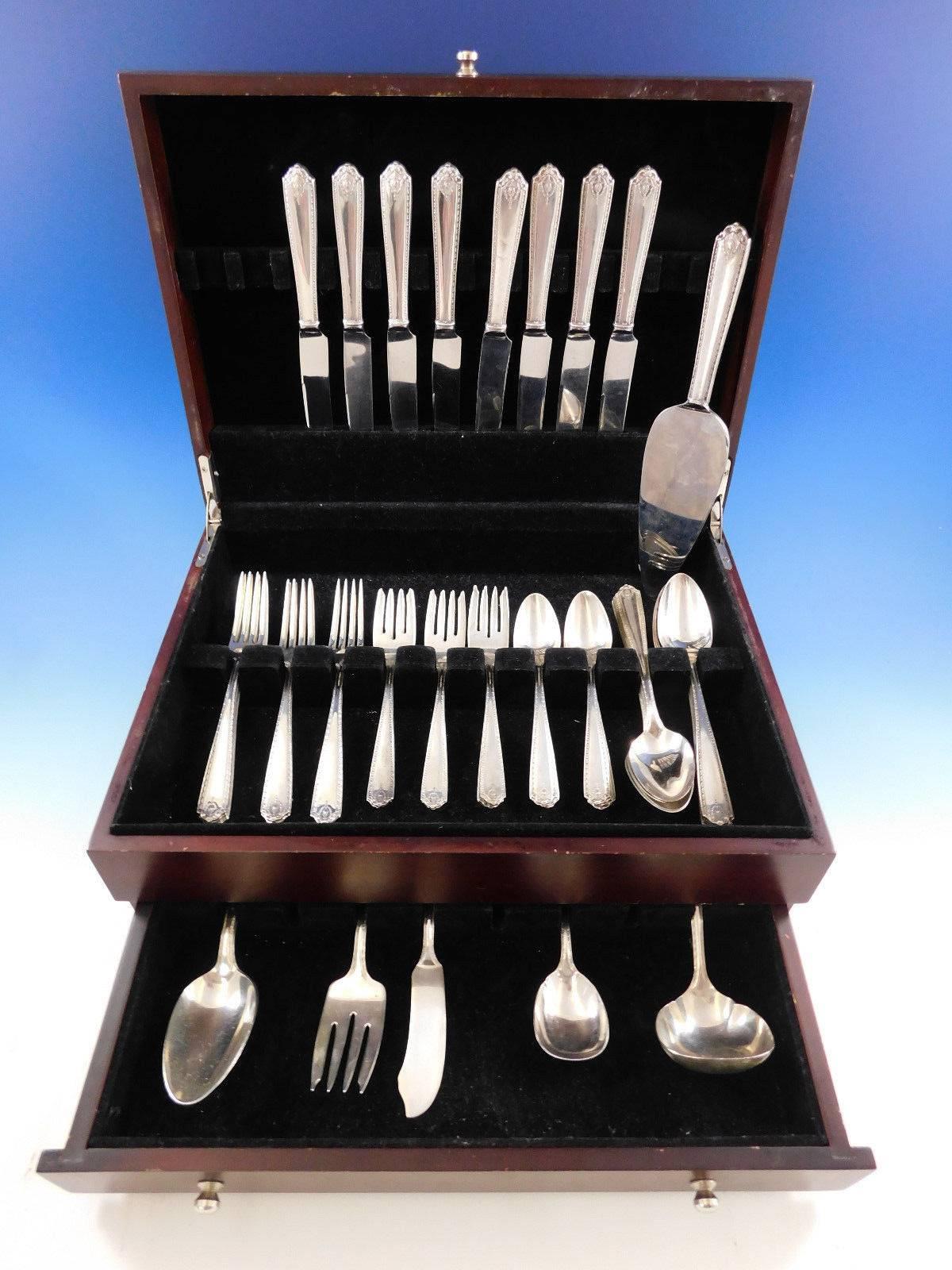 Juego de cubiertos de plata de ley Lady Hilton by Westmorland, 47 piezas. Este juego incluye:

Ocho cuchillos, ocho 3/4
Ocho tenedores, 7 1/4
Ocho tenedores para ensalada, 6 1/8
Ocho cucharillas, 6
Cucharas soperas de ocho plazas, 7 1/4
Un cazo para