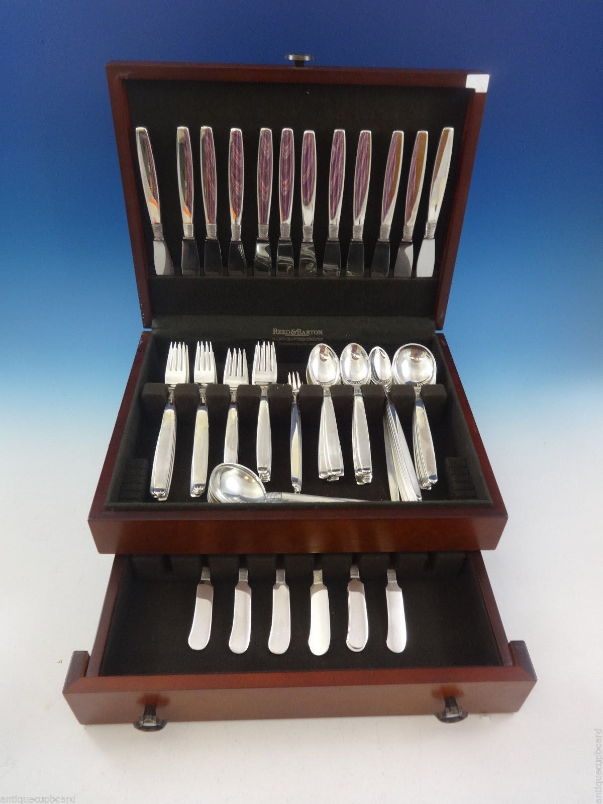 Silver thread by Frantz Hingelberg sterling silver flatware set 98 pieces. Handmade exceptional Mid-Century Modern design. The pattern has a wonderful thread design that the base of the handle that has the appearance of being 
