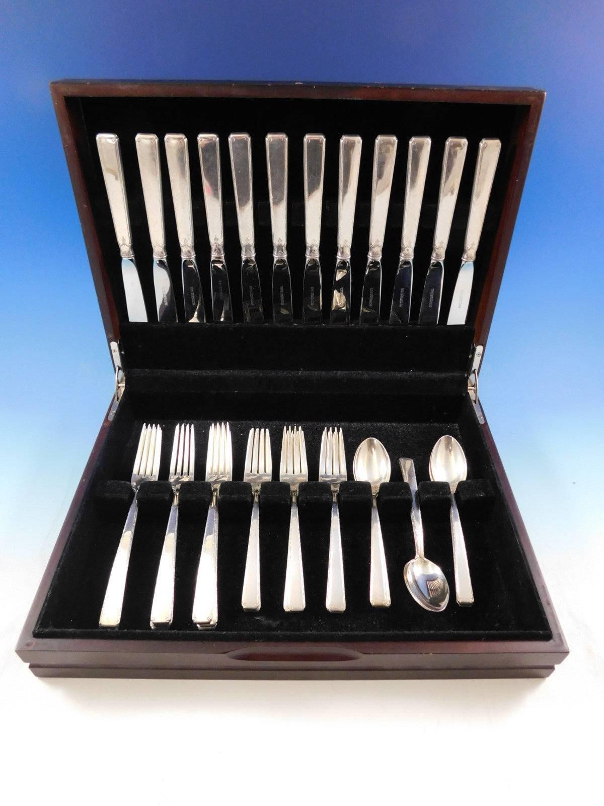 Ensemble de couverts en argent sterling Old Lace by Towle - 48 pièces. Cet ensemble comprend : 

12 couteaux, 9