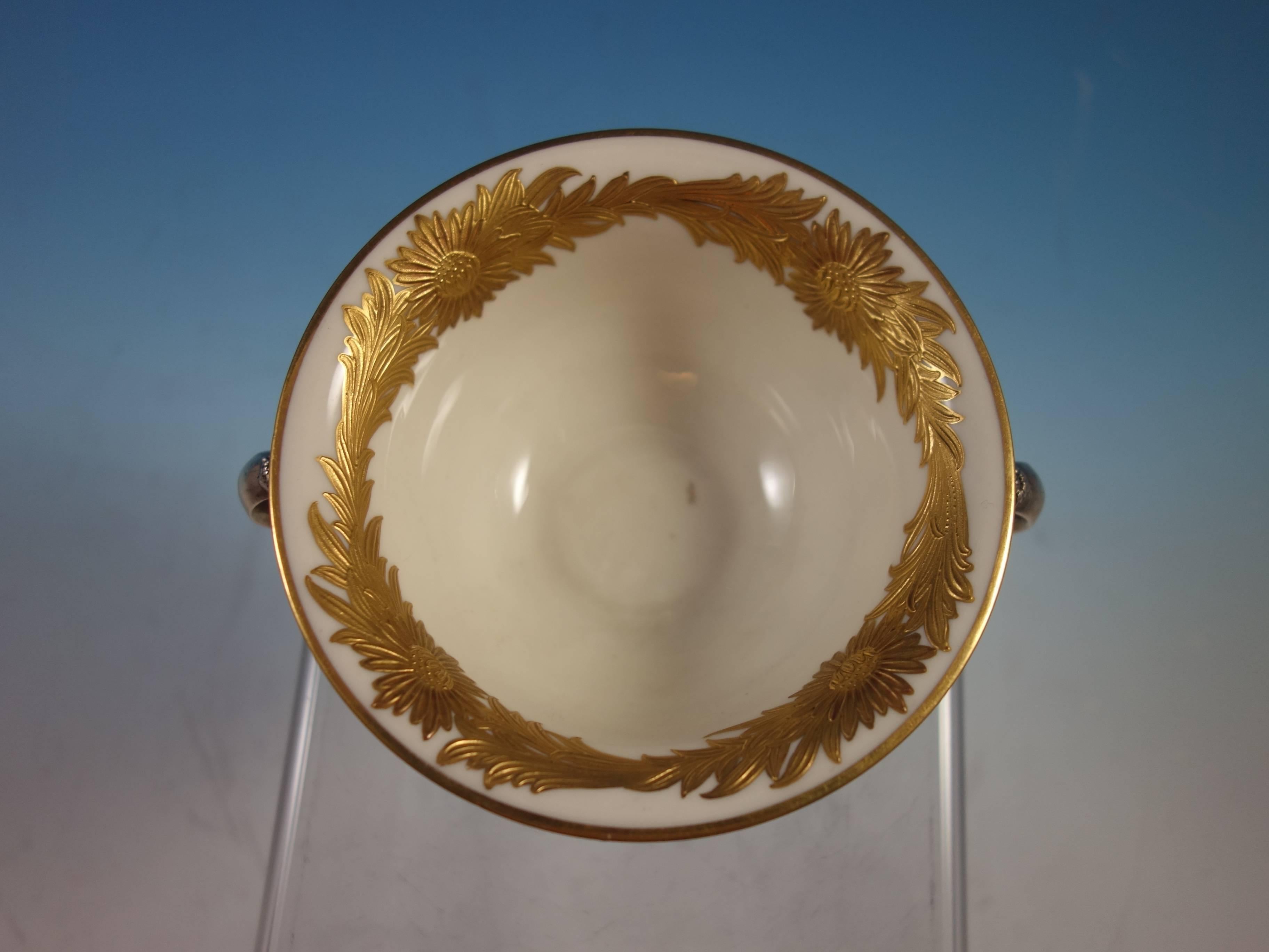 Coupe à bouillon Chrysanthème de Tiffany & Co. en argent sterling avec revêtement en chrysanthème doré. Le gobelet porte le numéro 14782/4848 et la marque de date 
