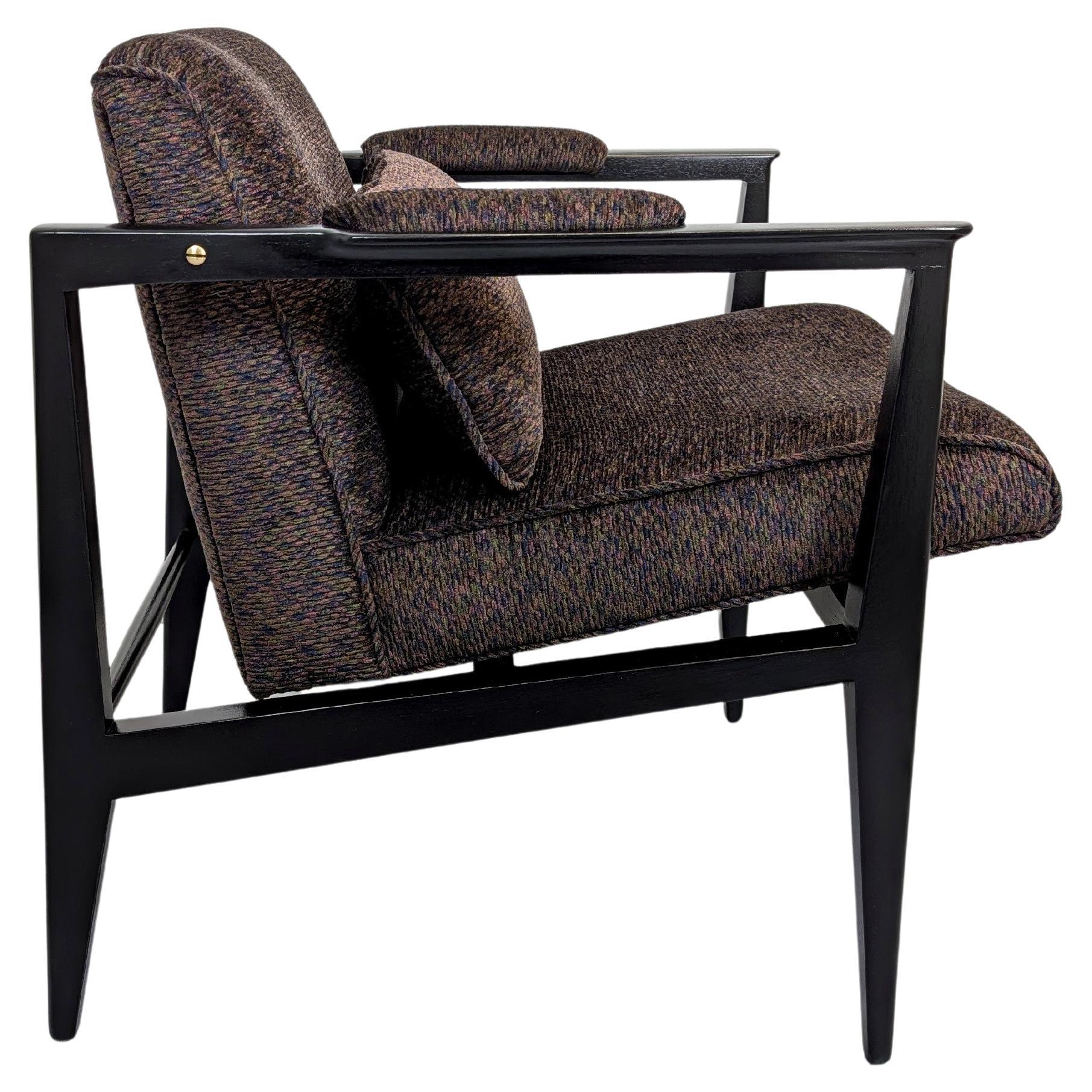 Rara silla de escritorio de lujo modelo #5482 diseñada por Edward Wormley para Dunbar. Armazón de caoba ebonizada con reposabrazos acolchados y cojín de apoyo relleno de plumón. Acentos sutiles de latón. Etiqueta Dunbar presente. Retapizado en suave