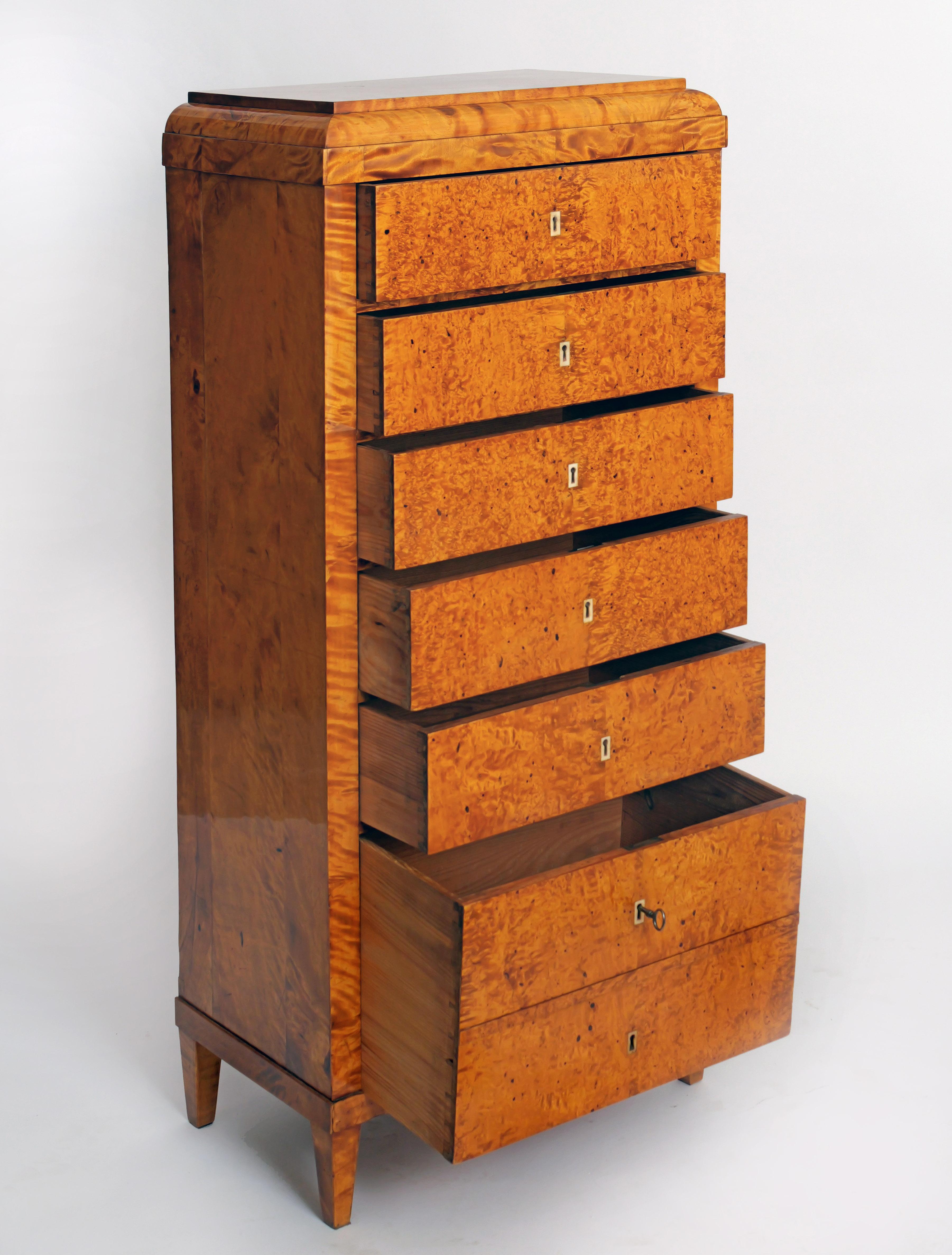 Frühes 19. Jahrhundert Kommode, Lockenbirke, mit 6 Schubladen, Baltikum, 1810 im Zustand „Gut“ im Angebot in Dresden, DE