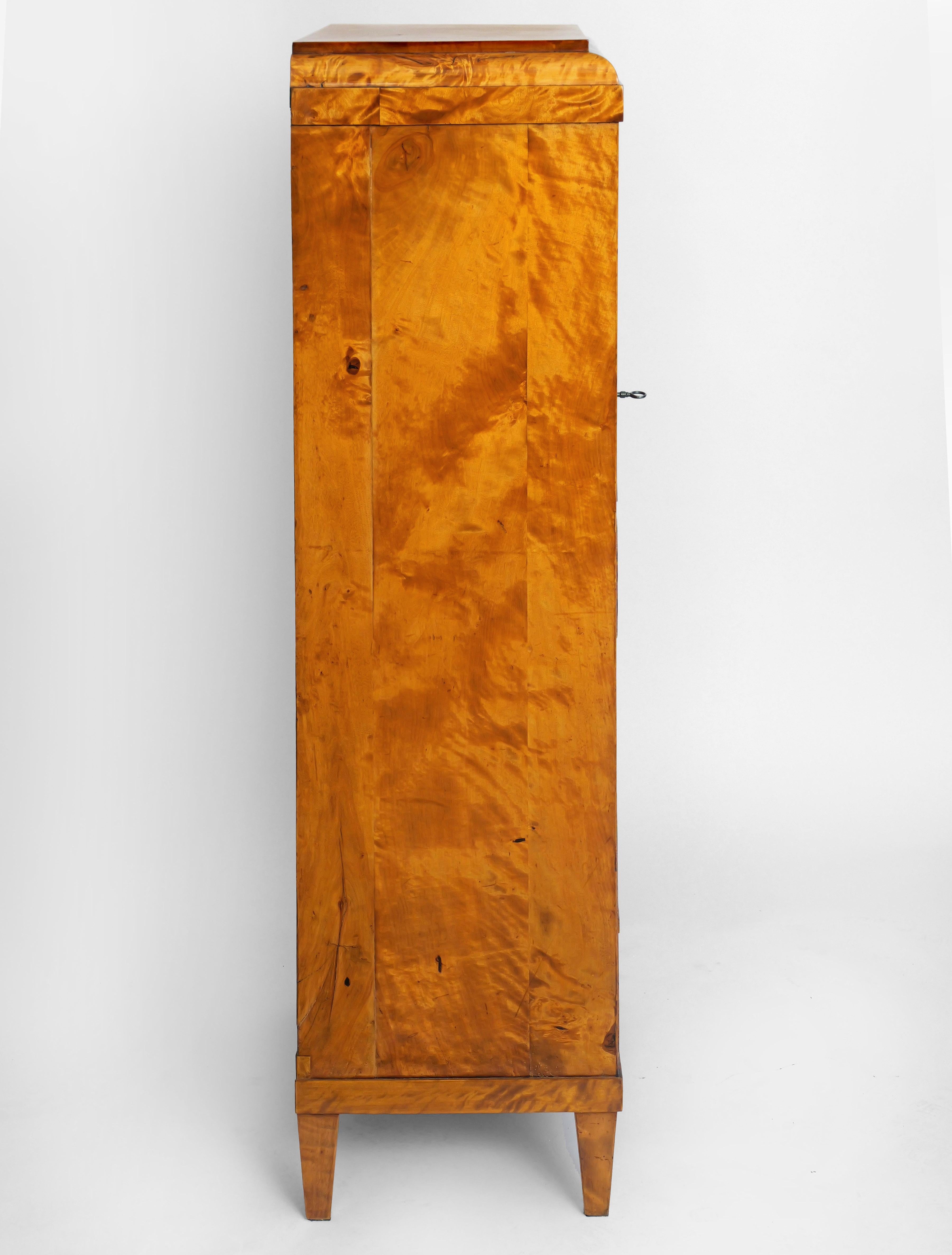 Frühes 19. Jahrhundert Kommode, Lockenbirke, mit 6 Schubladen, Baltikum, 1810 (Birke) im Angebot