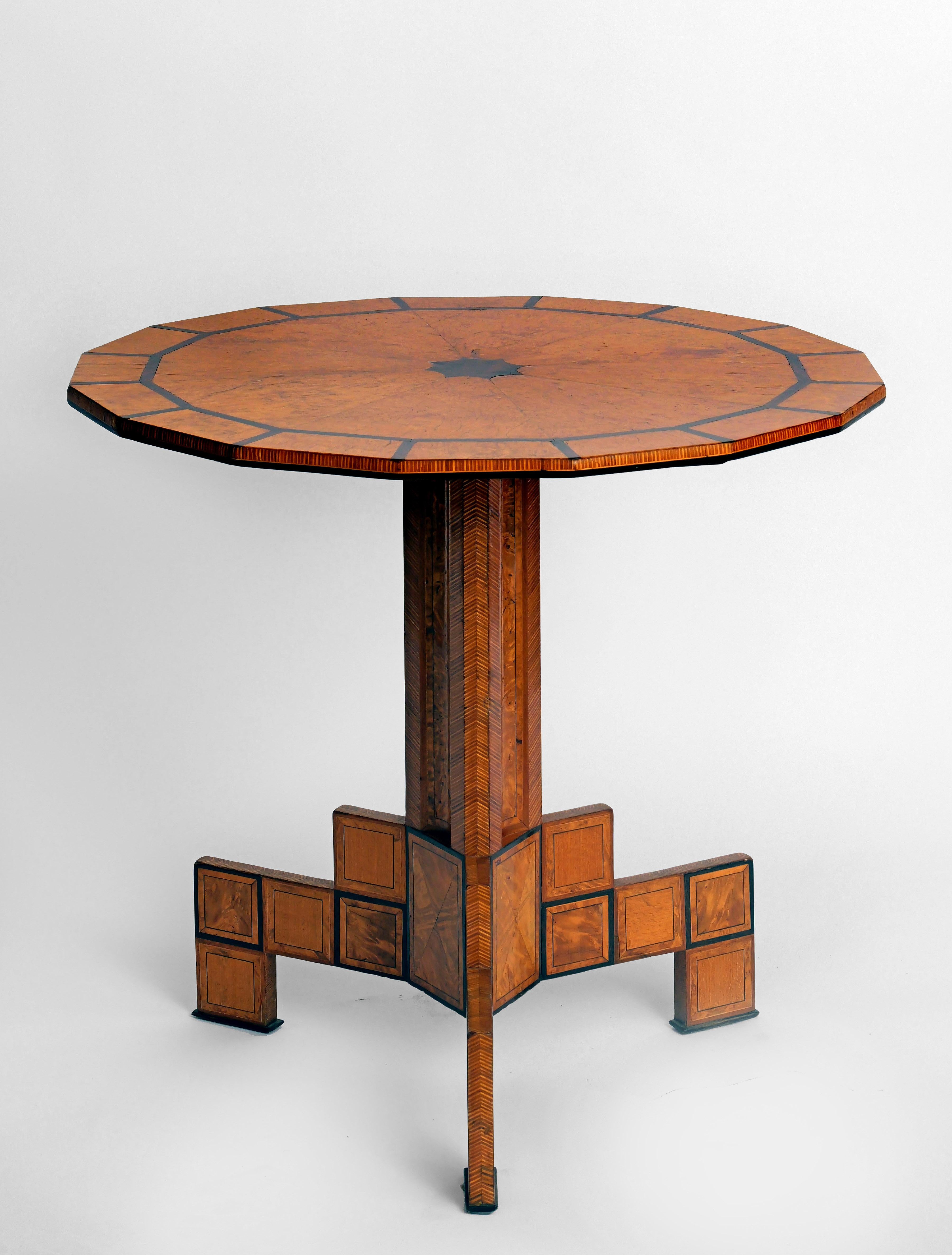 Mesa de té poligonal basculante de principios del siglo XIX, abedul, fresno y palisandro Neoclásico en venta