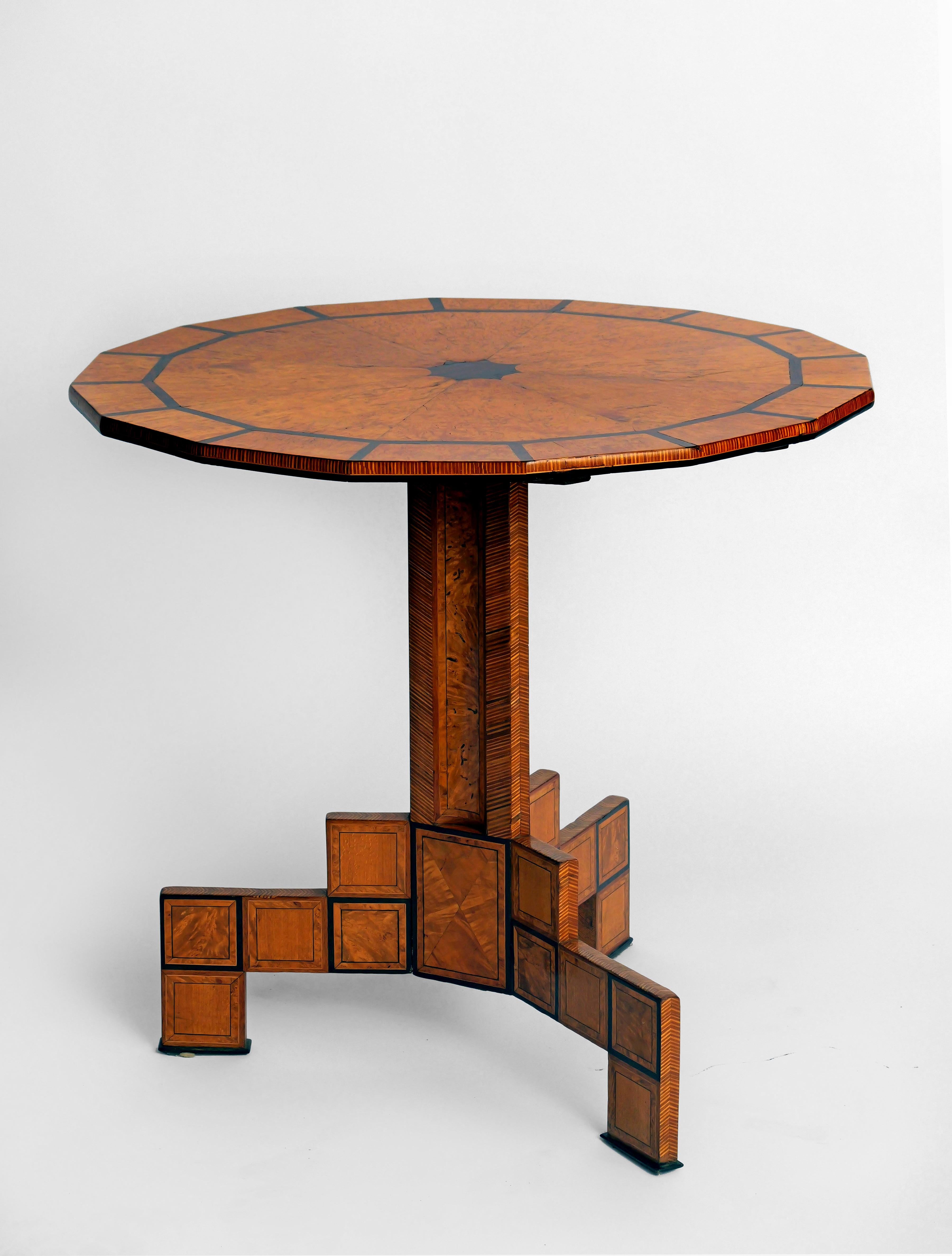 Mesa de té poligonal basculante de principios del siglo XIX, abedul, fresno y palisandro en venta 1