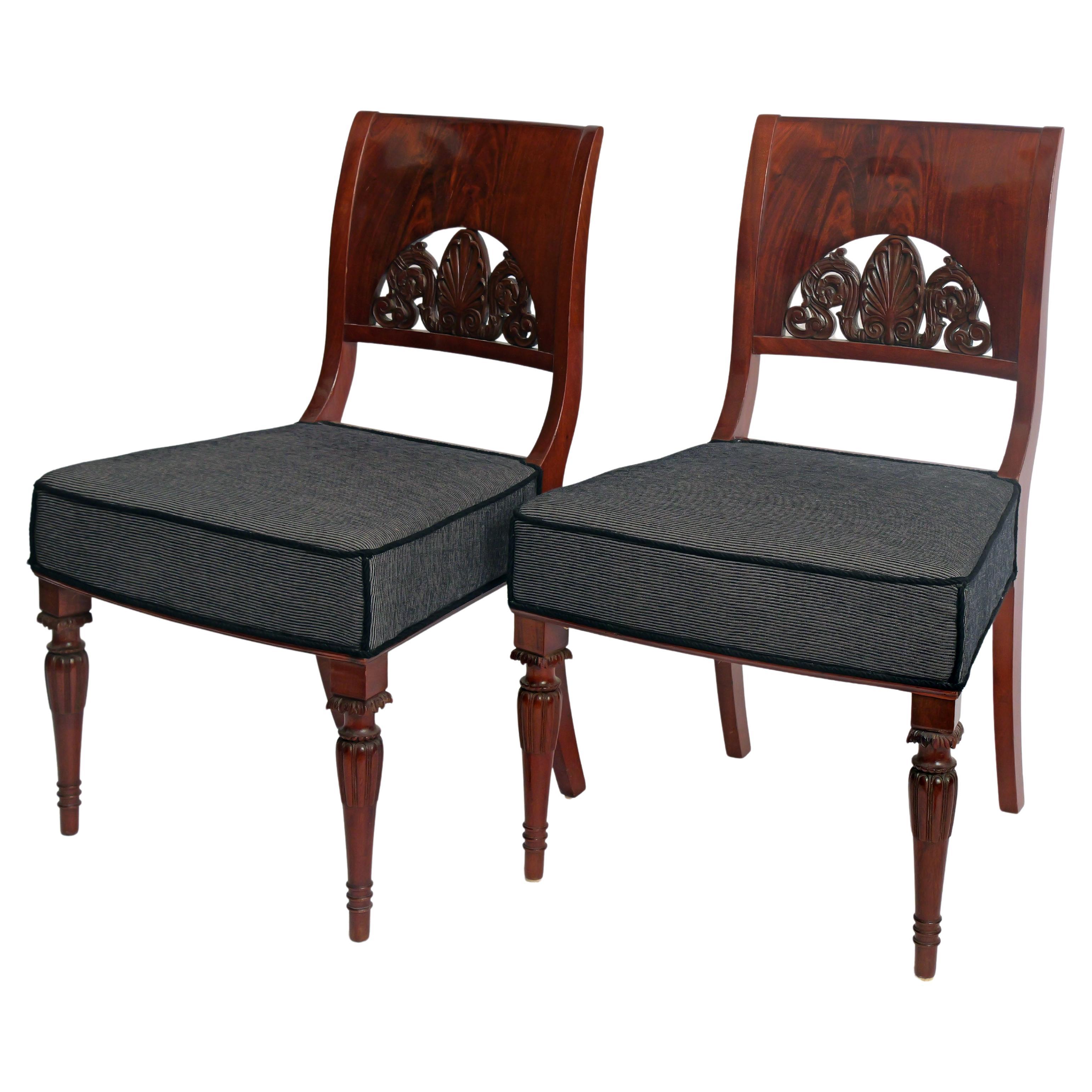 Paire de chaises du début du 19e siècle, avec dossiers richement sculptés, Berlin en vente