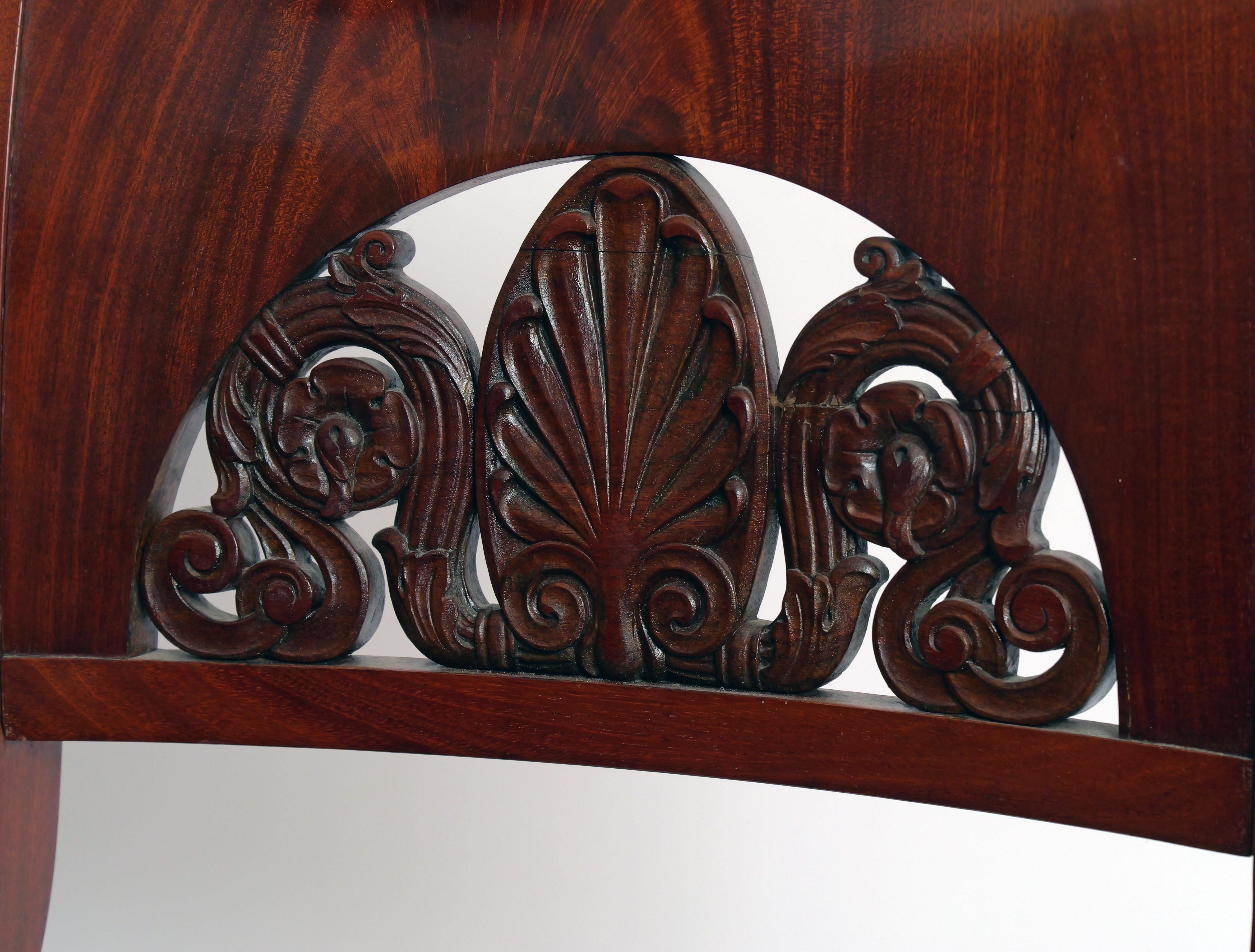 Paire de chaises à décor richement sculpté
dossier ajouré avec décoration richement sculptée sur le dos et les pieds  Placage acajou et bois massif  

Berlin, vers 1820  
Hauteur 87 cm  
Hauteur du siège 46 cm  
Largeur 54 cm  
Profondeur 45 cm