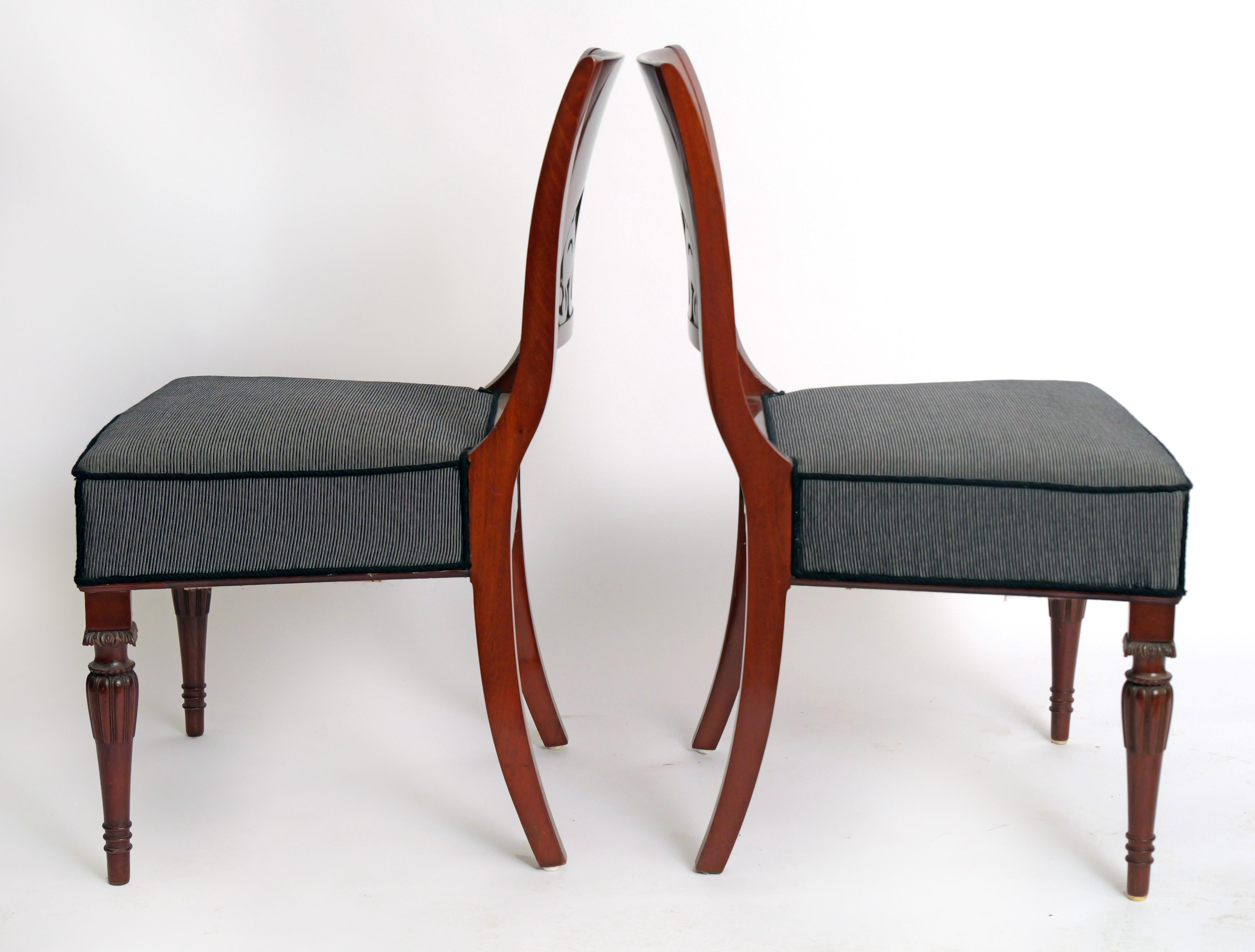 Néoclassique Paire de chaises du début du 19e siècle, avec dossiers richement sculptés, Berlin en vente