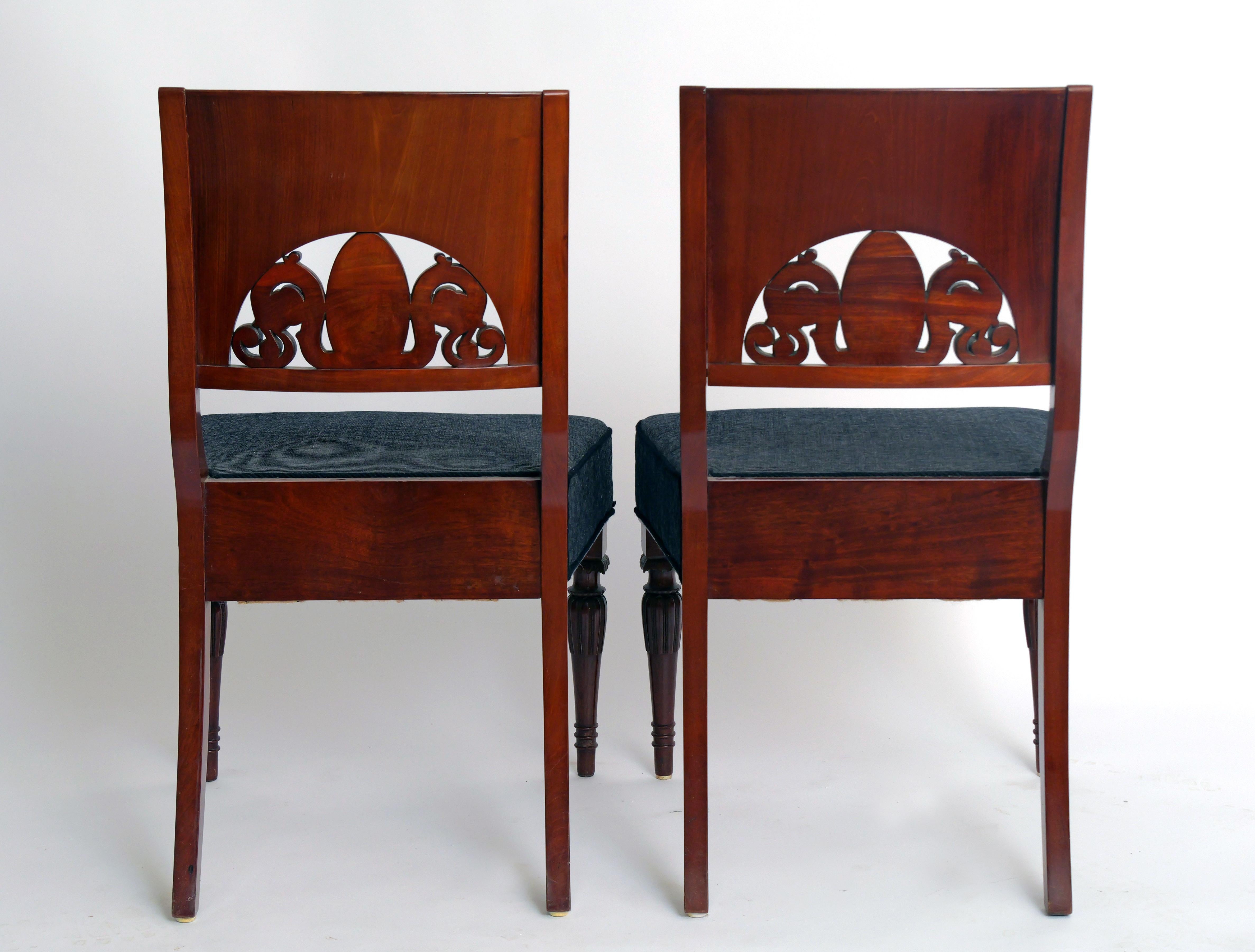 Allemand Paire de chaises du début du 19e siècle, avec dossiers richement sculptés, Berlin en vente