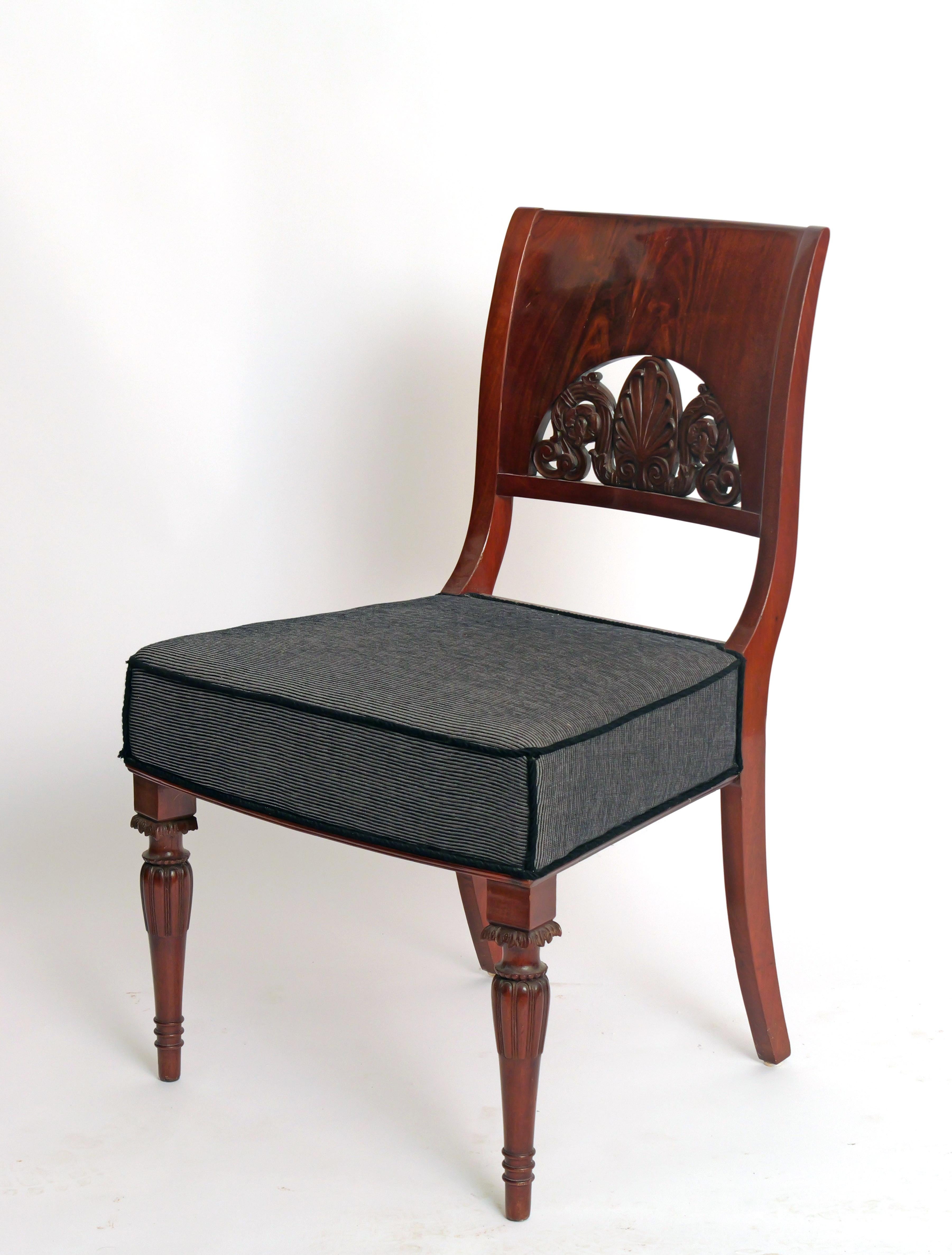 Paire de chaises du début du 19e siècle, avec dossiers richement sculptés, Berlin Bon état - En vente à Dresden, DE