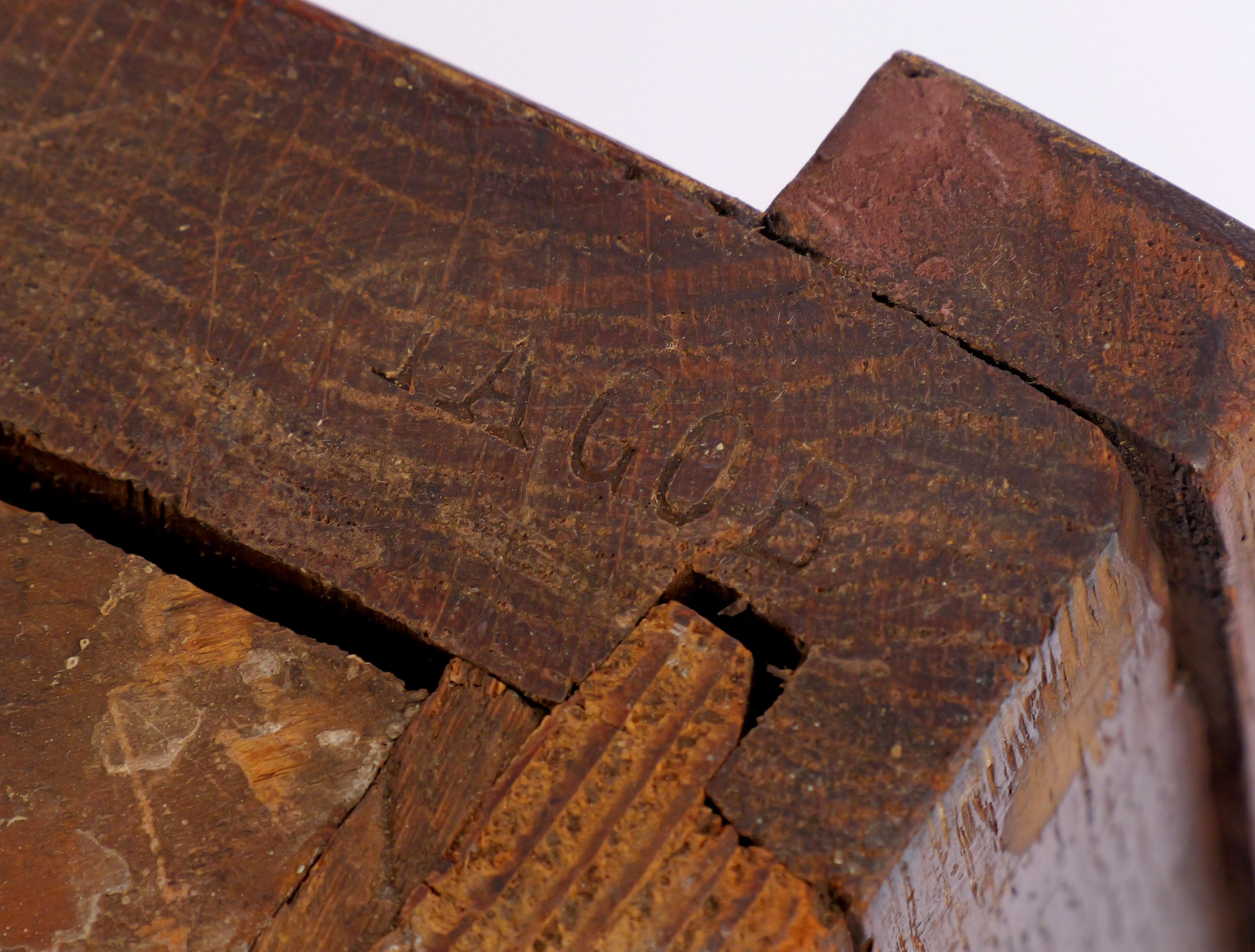 Paar französische Eckschränke des 18. Jahrhunderts mit Marmorplatten, JACOB Frères im Zustand „Gut“ im Angebot in Dresden, DE