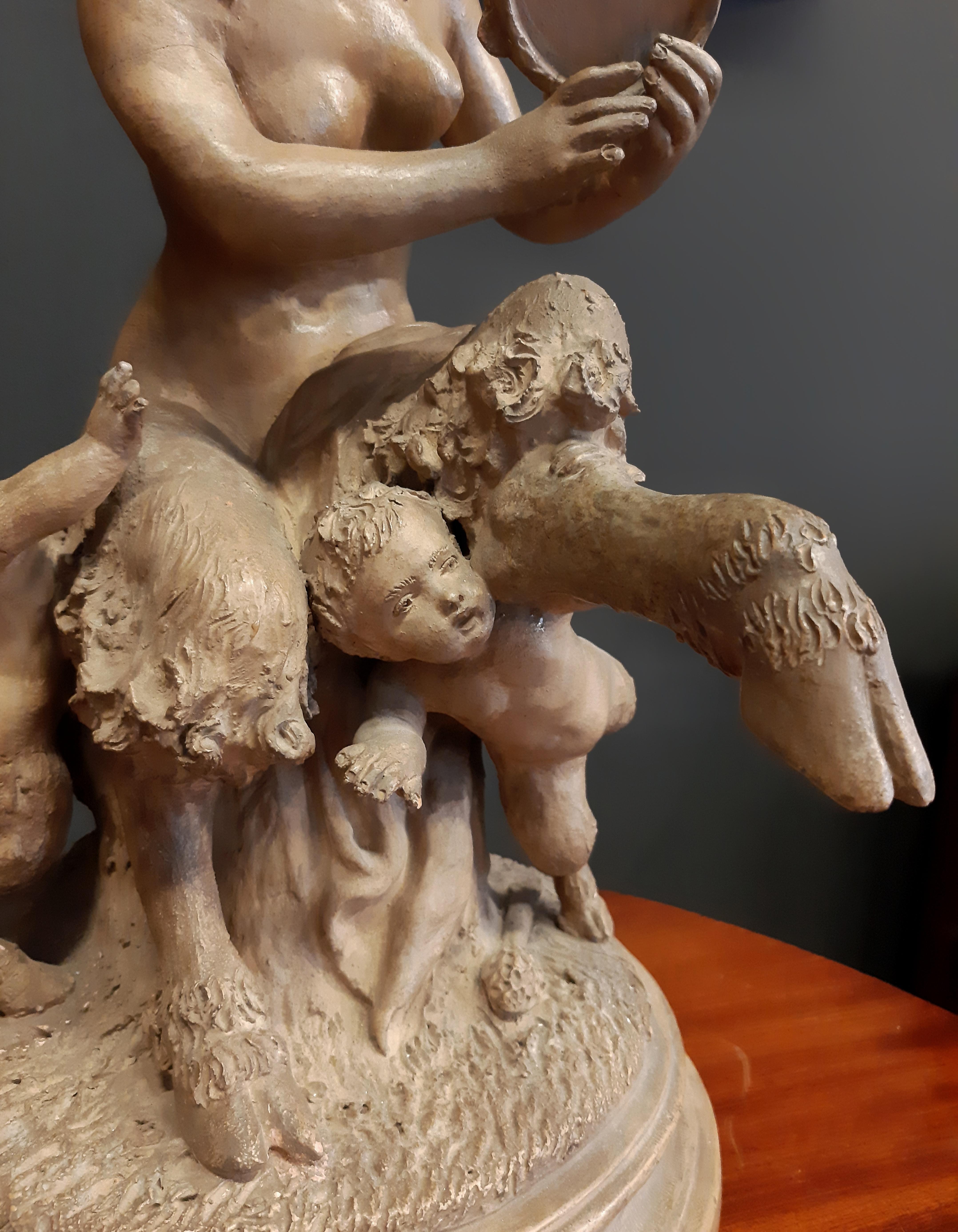 Bellissimo gruppo scultoreo in terracotta, con un fauno femminile seduto che tiene in mano un tamburello e due fauni bambini che giocano gioiosamente ai suoi piedi... di Clodion (11738-1814), scultore francese. 

18°/19° secolo
Rococò
Francia