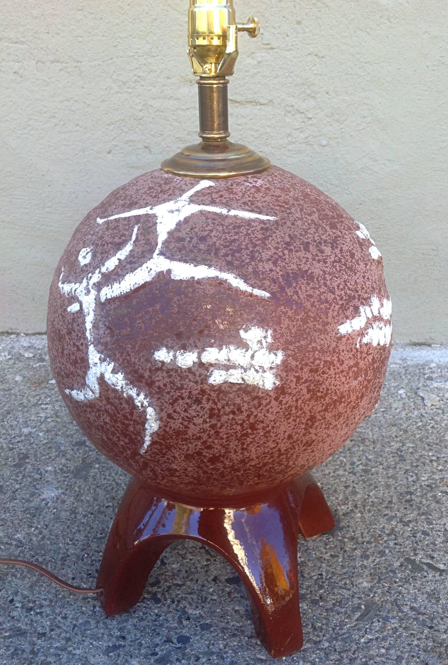 Mid-Century Modern Ceramic Spherical Table Lamp with Dancing Figures by Tye of California For Sale