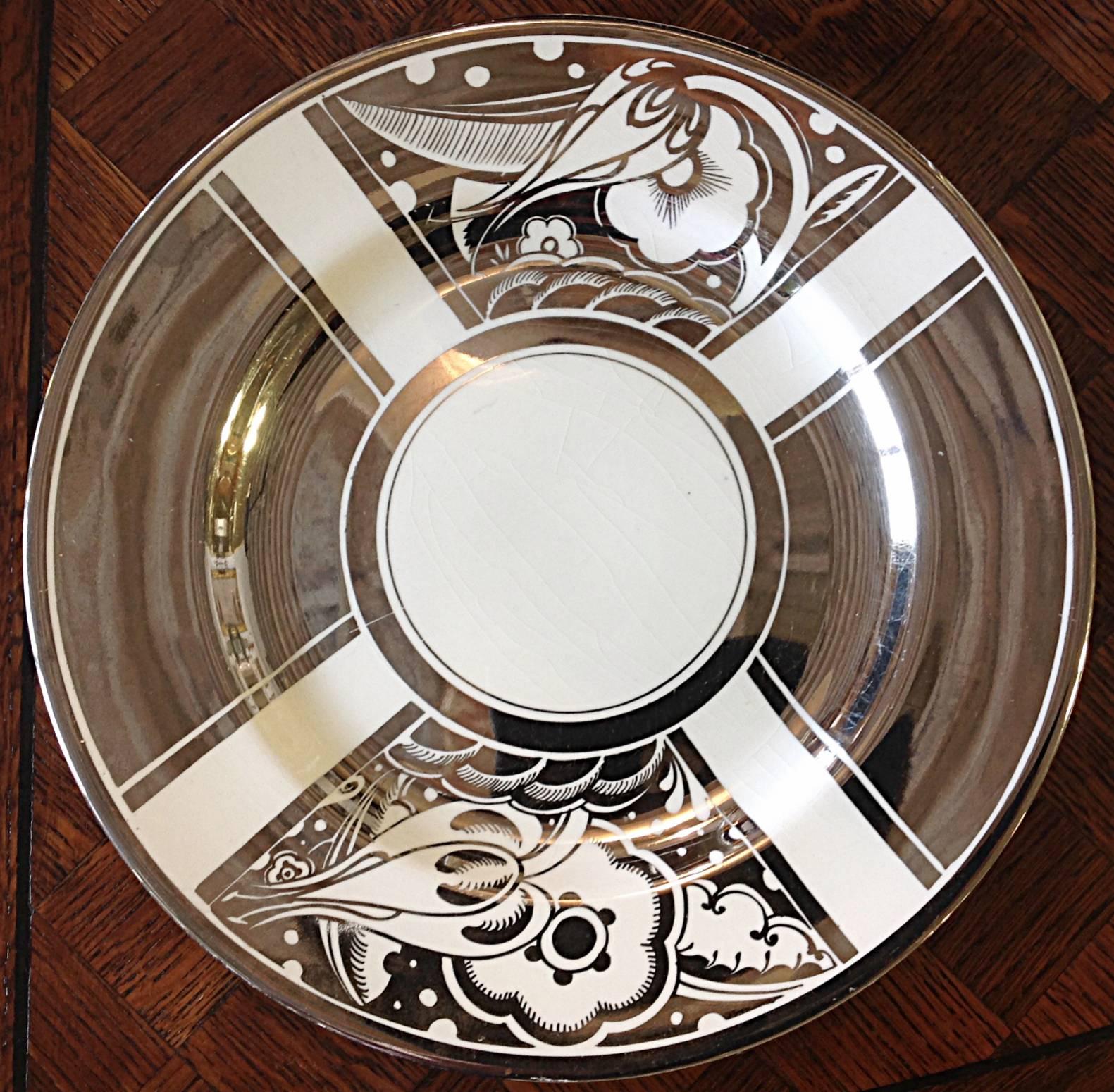 Rare Set of Eight Platinum Transfer Dinner Plates by Susie Cooper In Good Condition For Sale In Hudson, NY