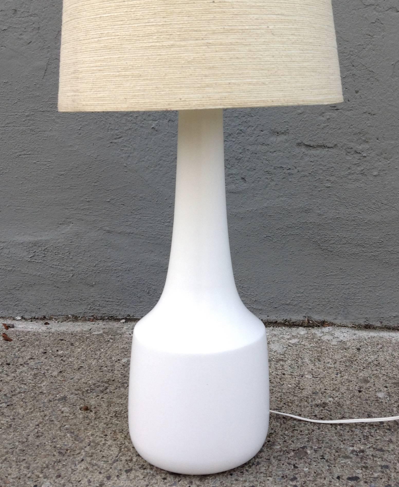 White Matte Glazed Ceramic Table Lamp by Lotte and Gunnar Bostlund In Excellent Condition For Sale In Hudson, NY