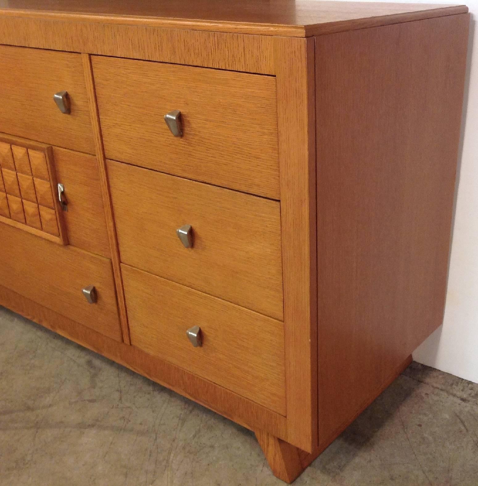 Modernist Nine-Drawer Chest in Oak In Excellent Condition For Sale In Hudson, NY